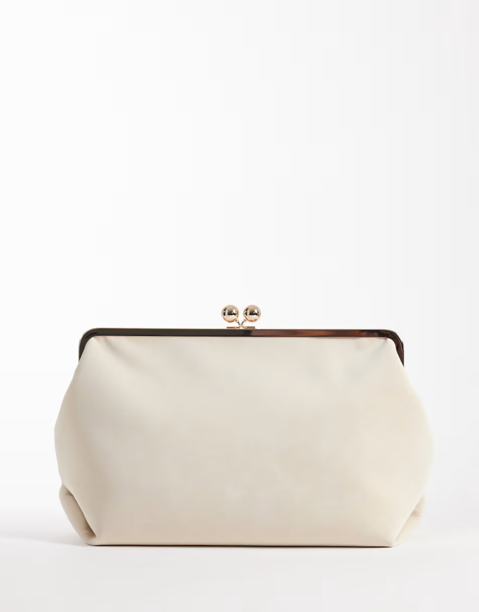 Chic, minimal, and the perfect finishing touch 🤍
This cream clutch instantly elevates any outfit—day or night.

#LTKStyle #LTKFinds #LTKItBag #ClutchBag #NeutralStyle #MinimalChic #EveningStyle #WardrobeEssentials 

 #LTKgrwm #LTKootd #LTKActive