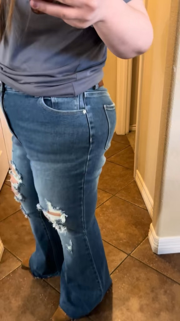 Tummy control jeans 

#LTKMidsize #LTKSaleAlert #LTKmomlife