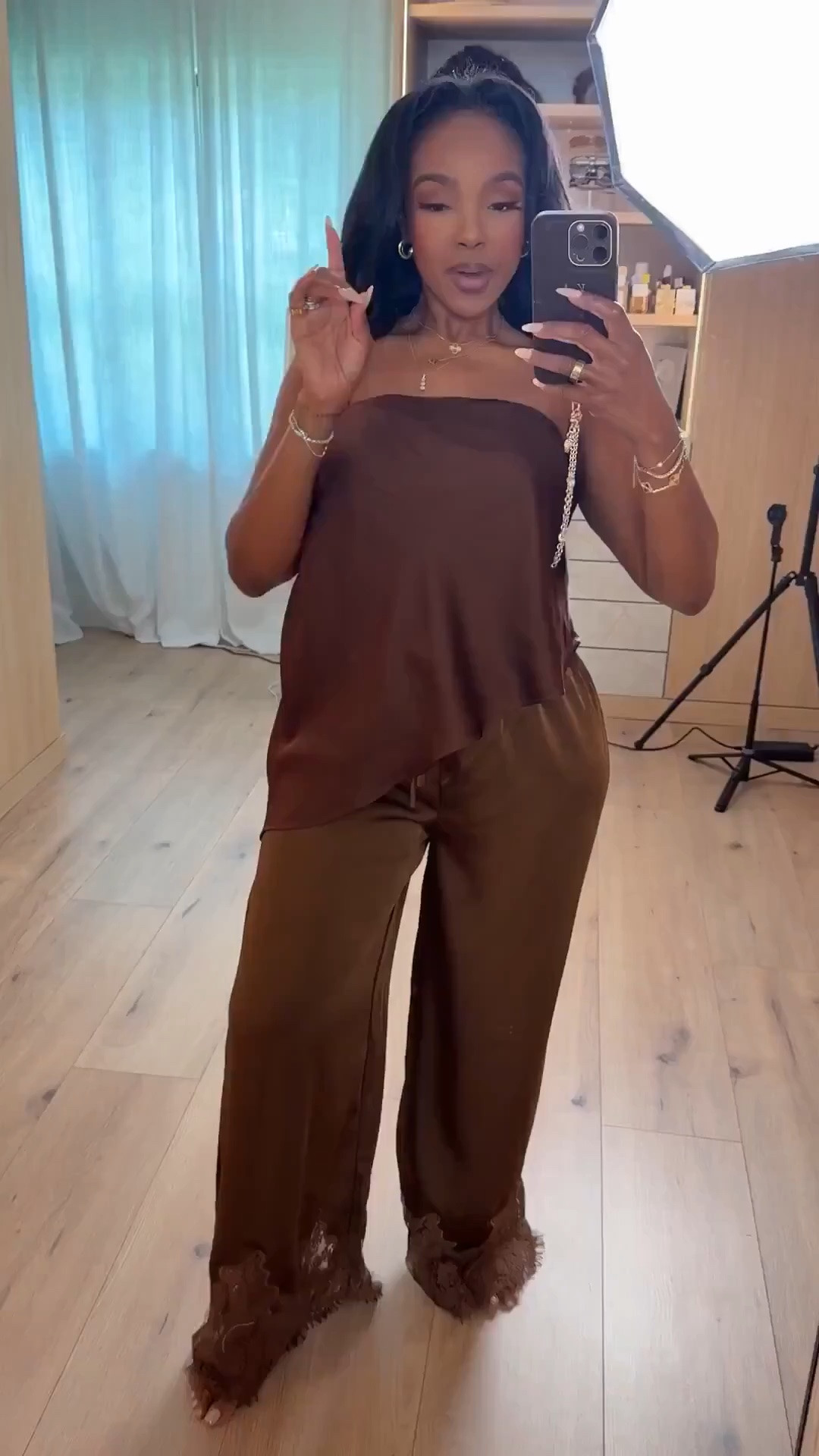 Hi babes!

This is that easy effortless outfit for spring and summer — comfortable, simple, and still feels put together for everyday plans. It’s one of those looks you can throw on in two seconds and still feel styled.

Where to wear this:
Running errands
Coffee runs
Casual days out
Travel days

I love outfits like this because they’re built around staples you can wear over and over again — so your cost per wear drops fast while still looking elevated every time.

Everything is linked below

xx Kira | Kira’s Fashion Finds

34D - 27 - 40 | size small or 4