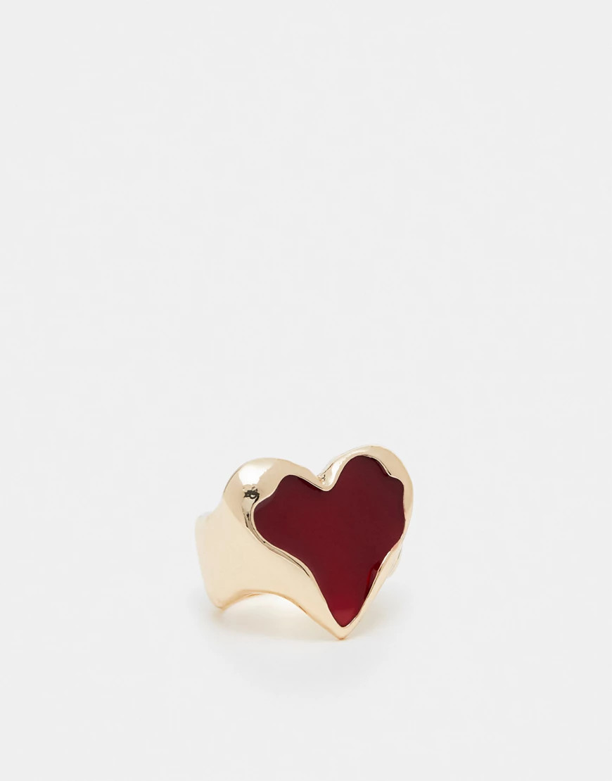 ASOS DESIGN – Goldfarbener Ring mit rotem Herzdesign aus Kunstharz | ASOS (Global)