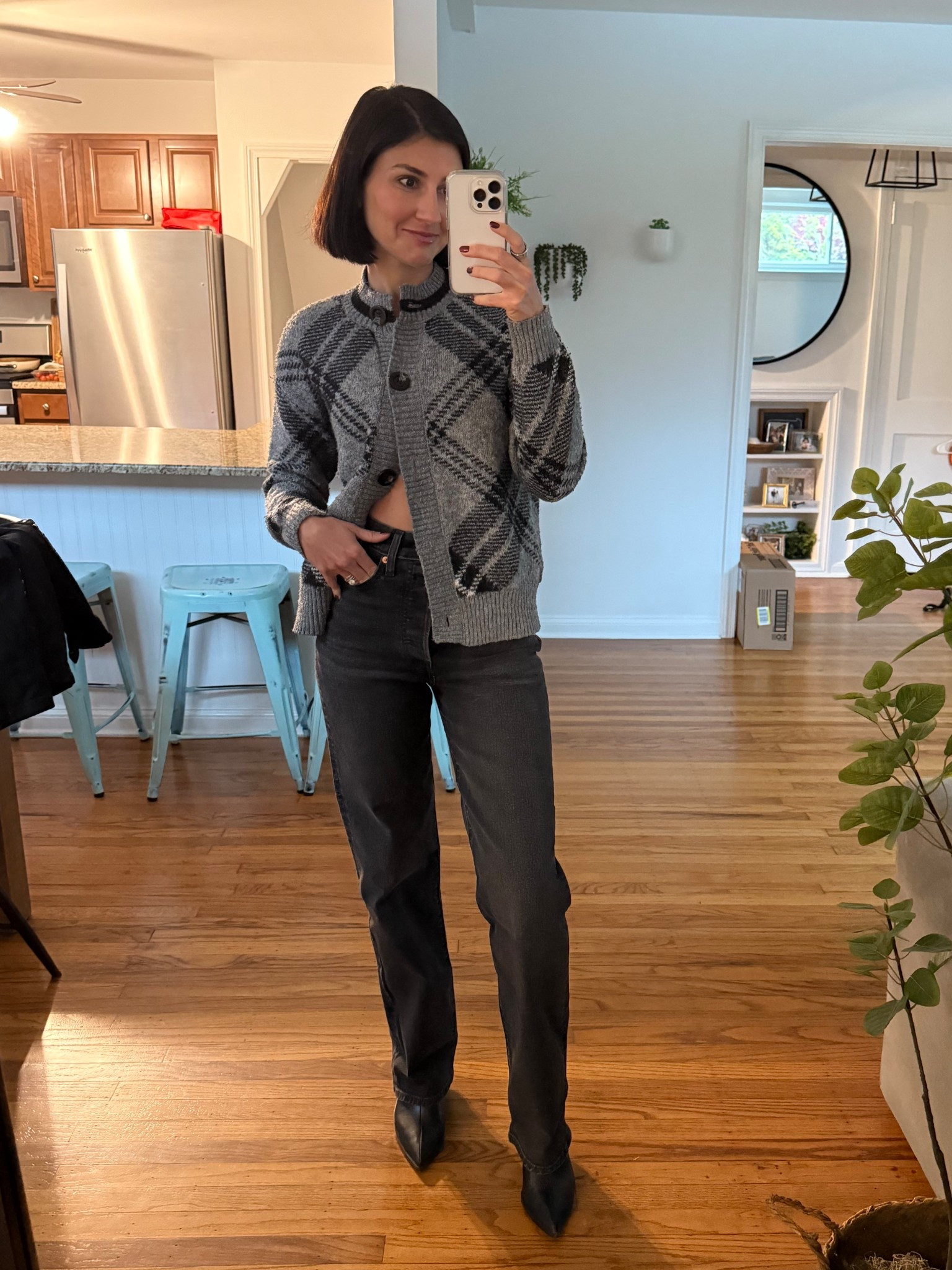 Levi jeans will always be my #1

Ribcage Straight Full Length Jeans- 25x32, TTS

I am 5’4 so definitely need to wear these with a little heel