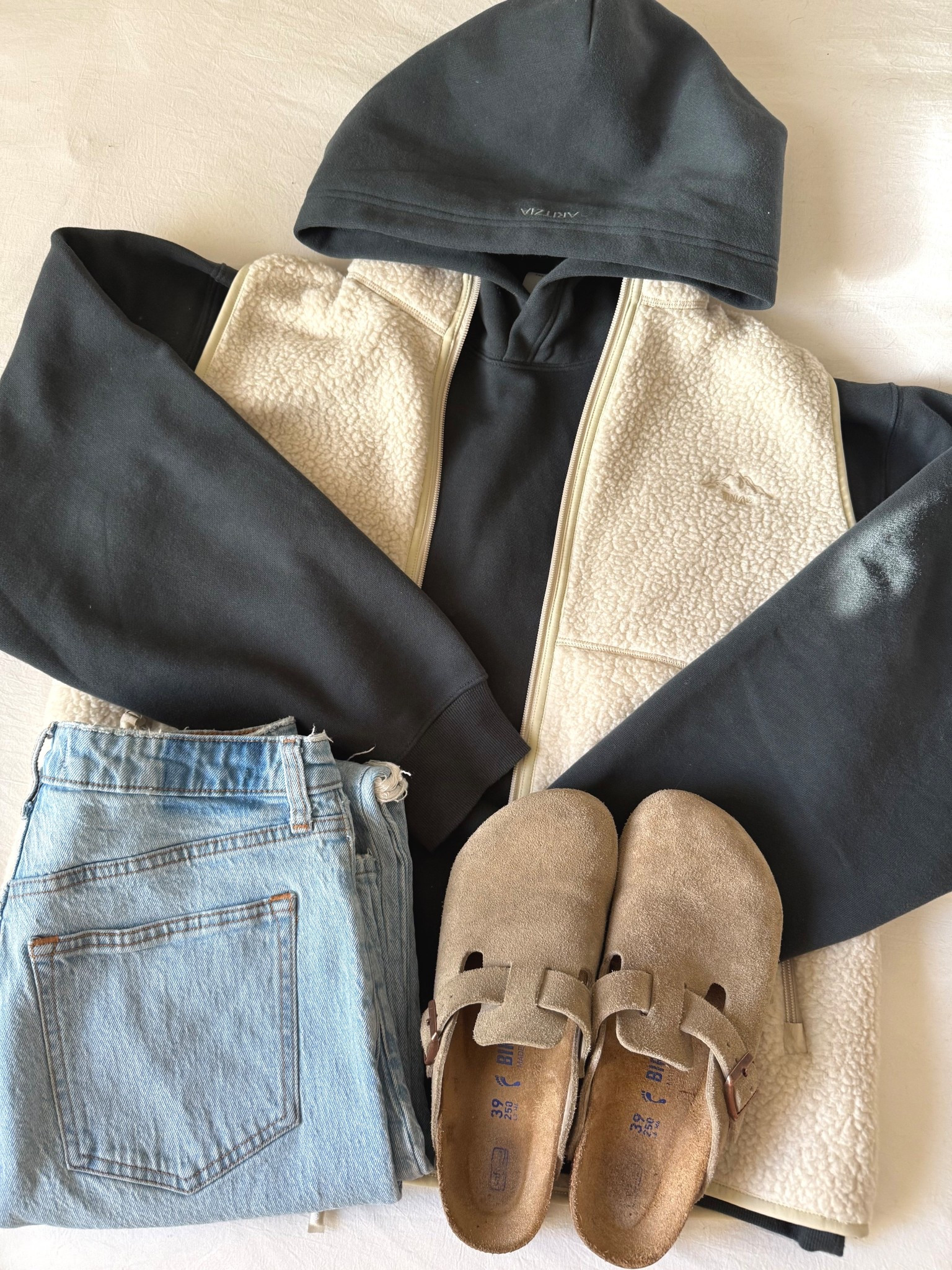 So many good after Christmas sales going on right now!

#aritzia #abercrombie #comfyoutfit #casualoutfit #hoodie #jeans


#LTKHoliday #LTKGiftGuide #LTKSaleAlert