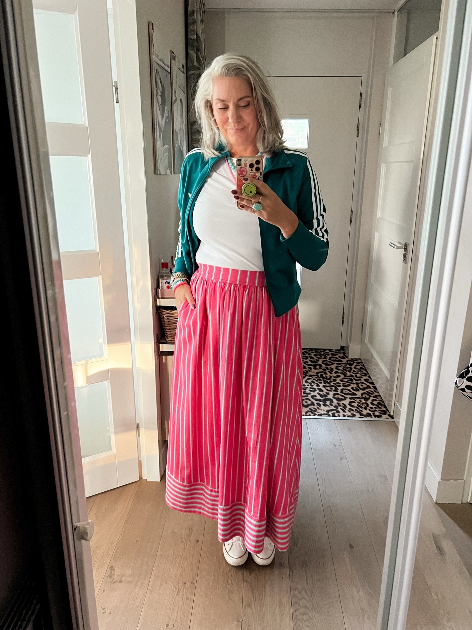 OOTD - Maandag. Een roze katoenen rok met een turquoise streep (Mad Peonies, one size), een wit slim fit t-shirt (L), witte Converse All-Stars, teal Adidas jack (xl).

#LTKnederlands #LTKeurope #LTKmidsize