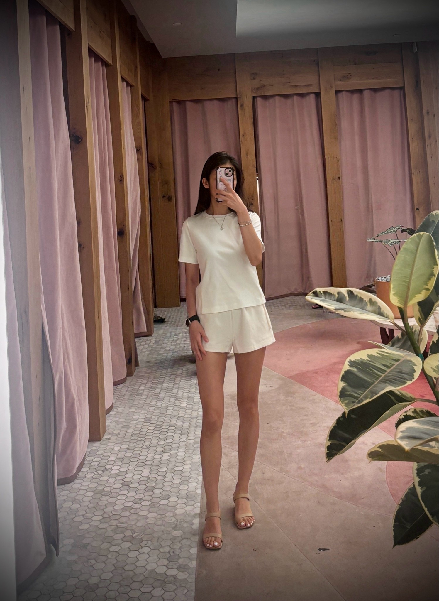Super soft and structured essential white t shirt with the artisan shorts! Perfect for summer. I’m 5’4” wearing 2XS in the t shirt and XS in the shorts! I find the 2XS in the shorts to be a little too short in length.
