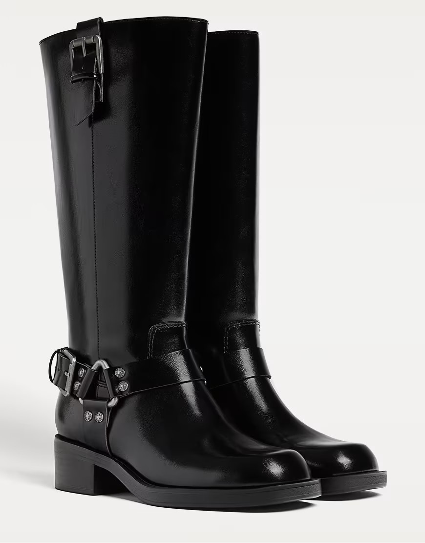 Stradivarius – Flache Stiefel in Schwarz mit Schnallen und Used-Details | ASOS (Global)