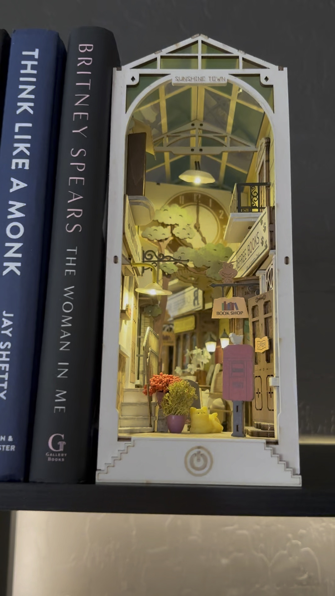 Sunshine Town book nook

#LTKhome #LTKfindsunder50