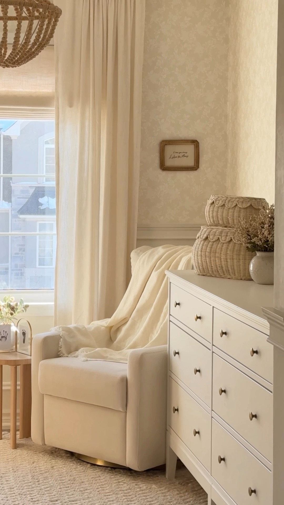 after months and months of search for a soft, feminine and neutral wallpaper that felt timeless, I found this one on @Wayfair / @wayfaircanada and never ever looked back ✨ I’d buy it over & over again. 