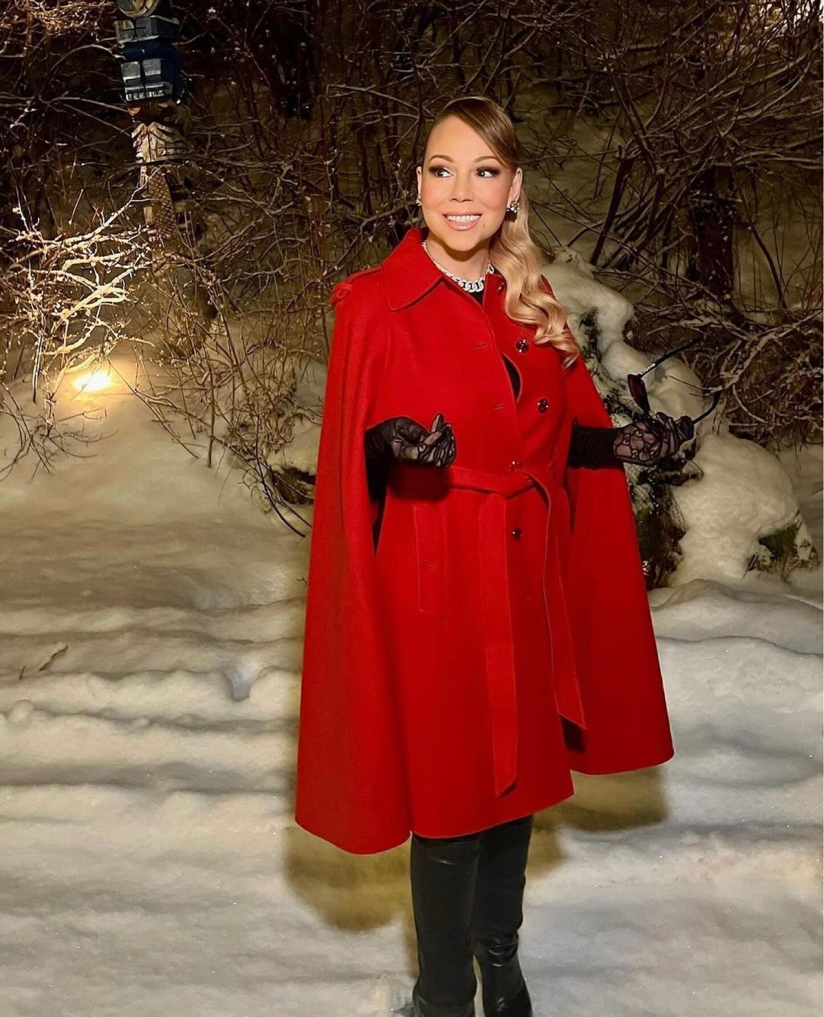 #MariahCarey celebrated Xmas in a $4,962 #Gucci cape. Would you splurge? Shop #mariahcareystyle at the link in bio! 
📸IG/Reproduction
#mariahcareyfbd