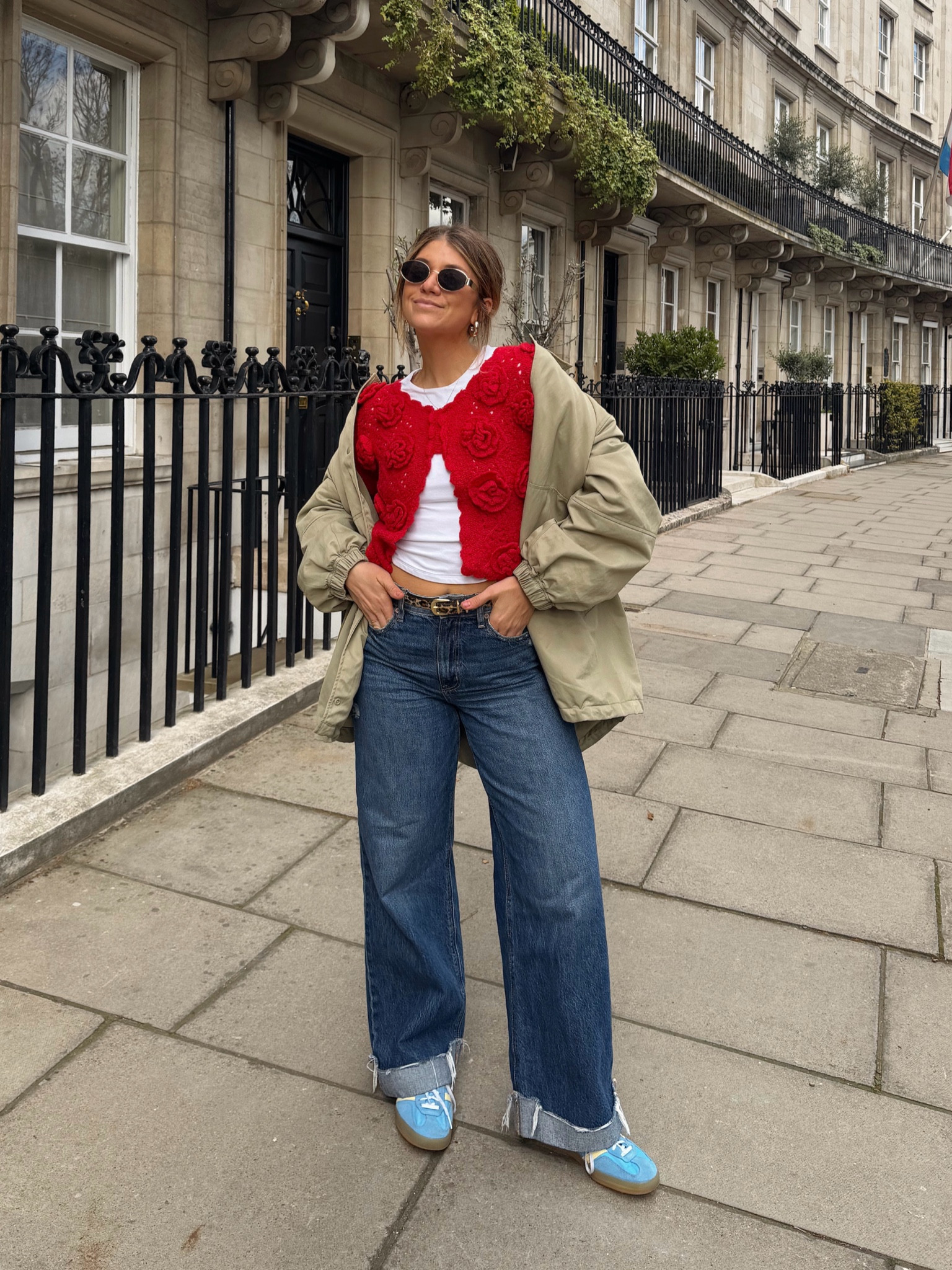 tee S
sweater S
jacket (very oversized) S
jeans 29 