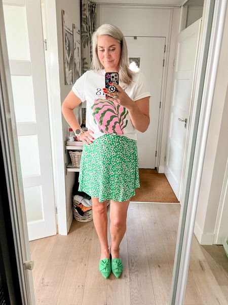 Outfits of the week

Easy Sunday wearing a green ditsy floral print mini skirt (old Hema) paired with a white t-shirt with a pink and green print and green pointy toe sandals. 



#LTKstyletip #LTKeurope #LTKshoecrush