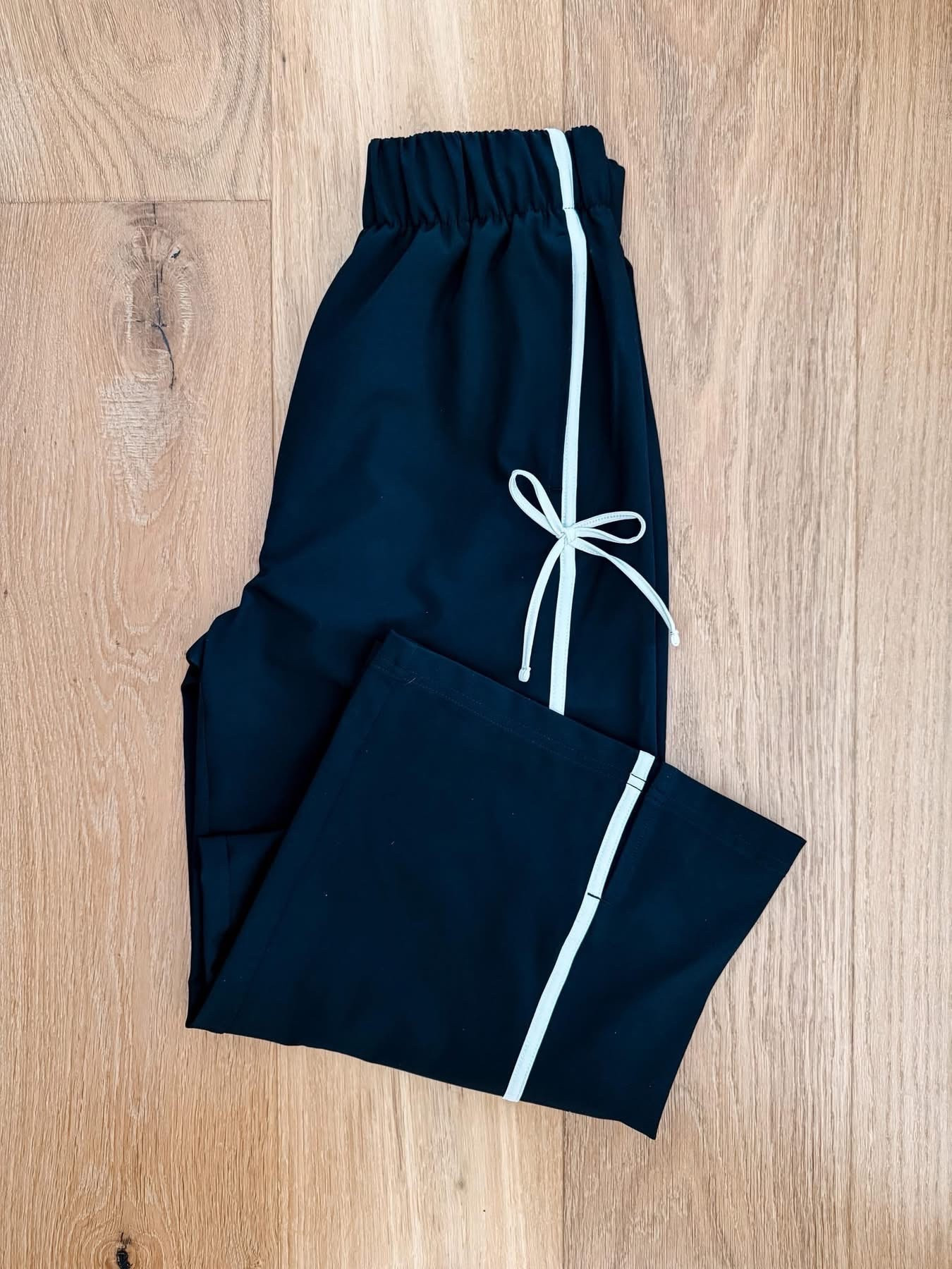 These JUST DROPPED! How flippin’ cute is that bow detail on these track pants! 🖤🤍

Travel, cozy,pants, track 

#LTKTravel #LTKfitnessgoals #LTKActive