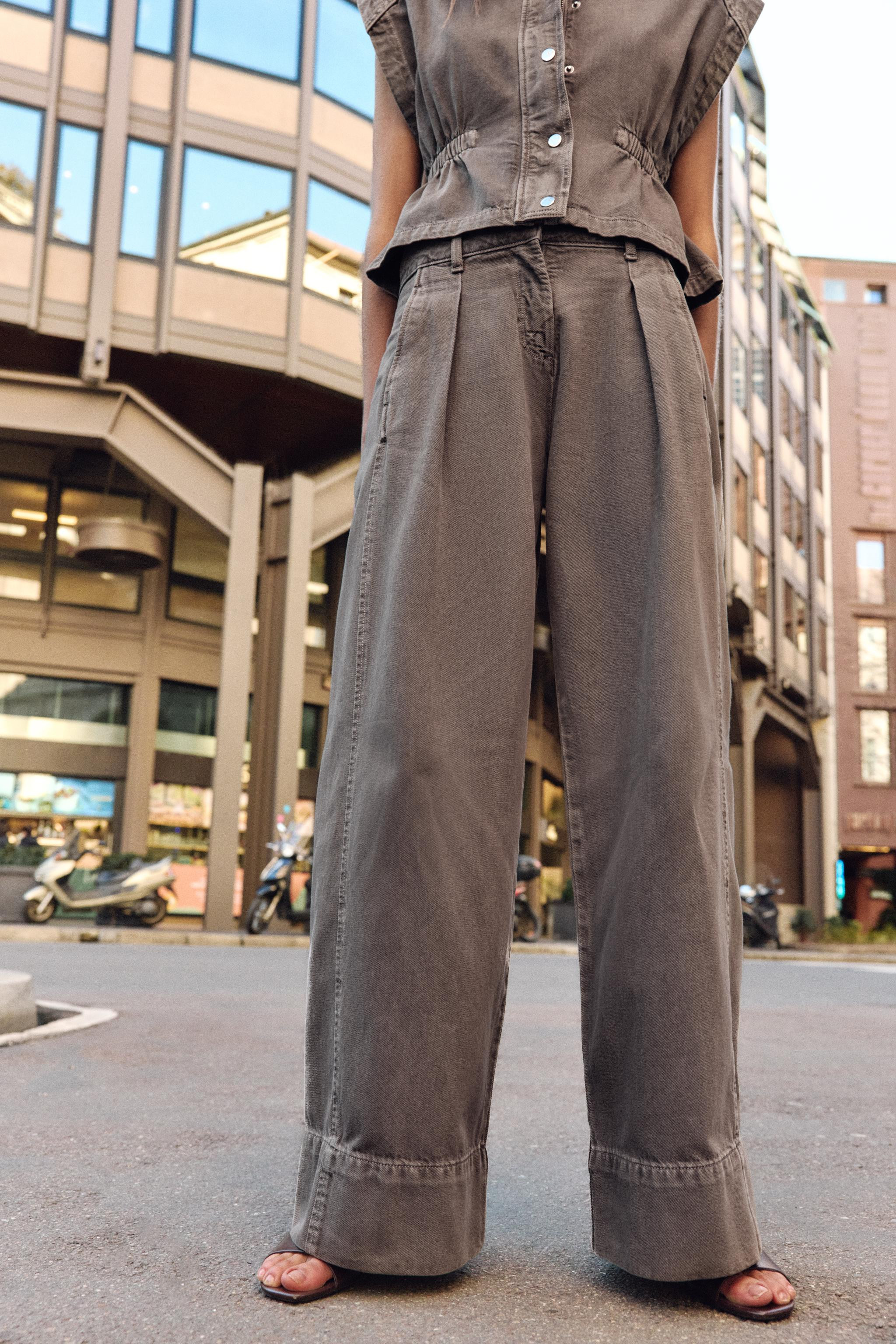 Z1975 MID-RISE WIDE LEG JEANS WITH DARTS | Zara US