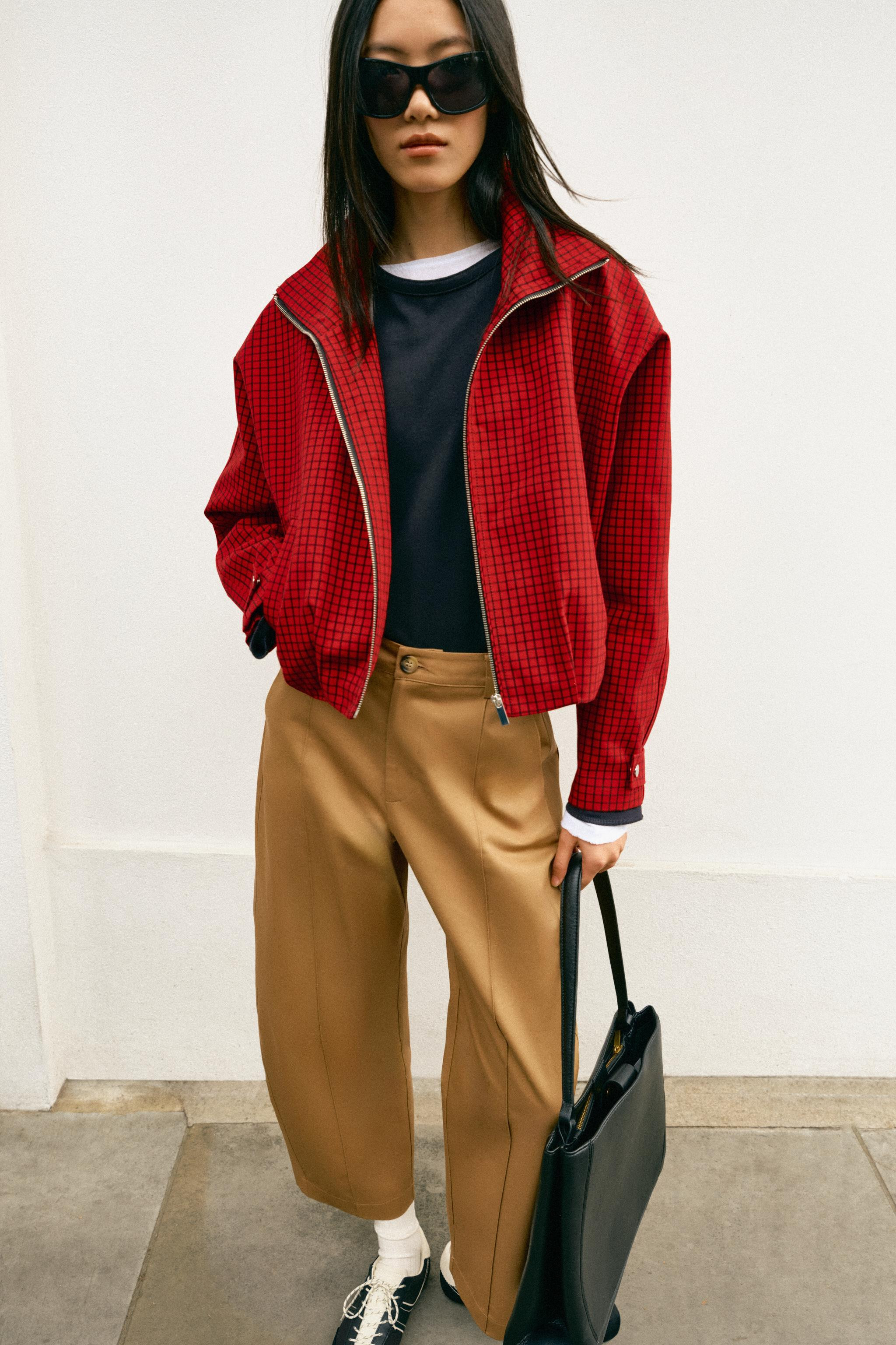Mid-rise pants featuring front pockets and back patch pockets. Barrel leg design that tapers at t... | Zara US