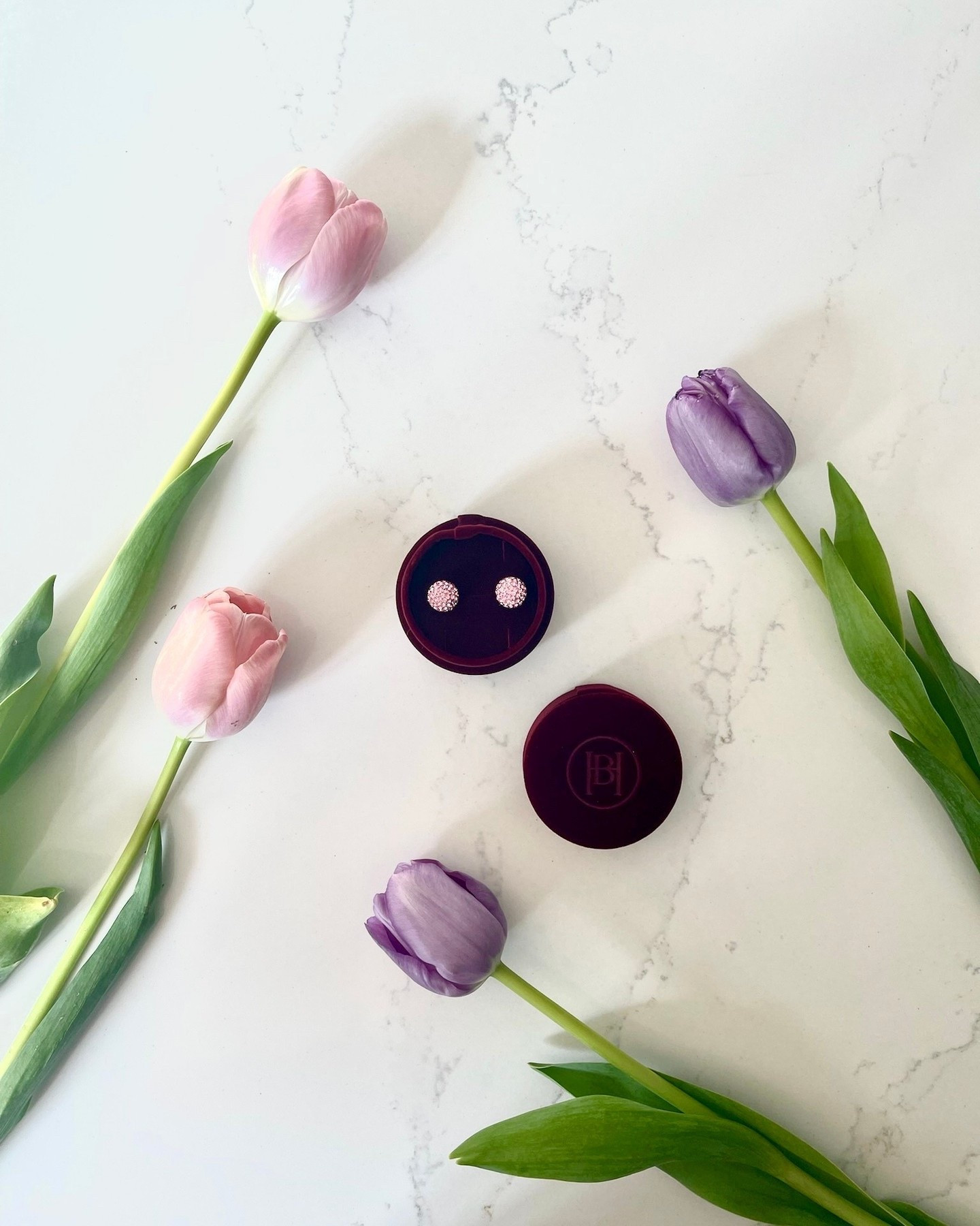 Fresh blooms and a little sparkle—because everyday moments deserve a touch of beauty. ✨🌷 

#HillbergAndBerk #SpringVibes #Florals #Spring #Sparkle