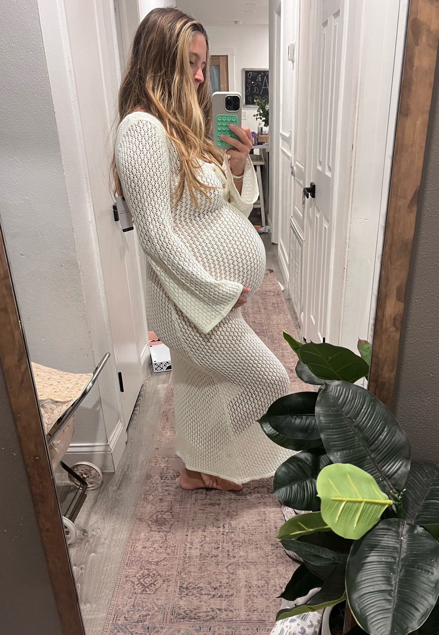 Shop these neutral maternity dresses perfect for any maternity Photoshoot, wedding guest dress that is bump friendly or any other special occasion while you’re pregnant! 
Keywords: maternity dresses, neutral maternity dress, neutral family photo outfit, bump friendly outfits, bump friendly dresses 