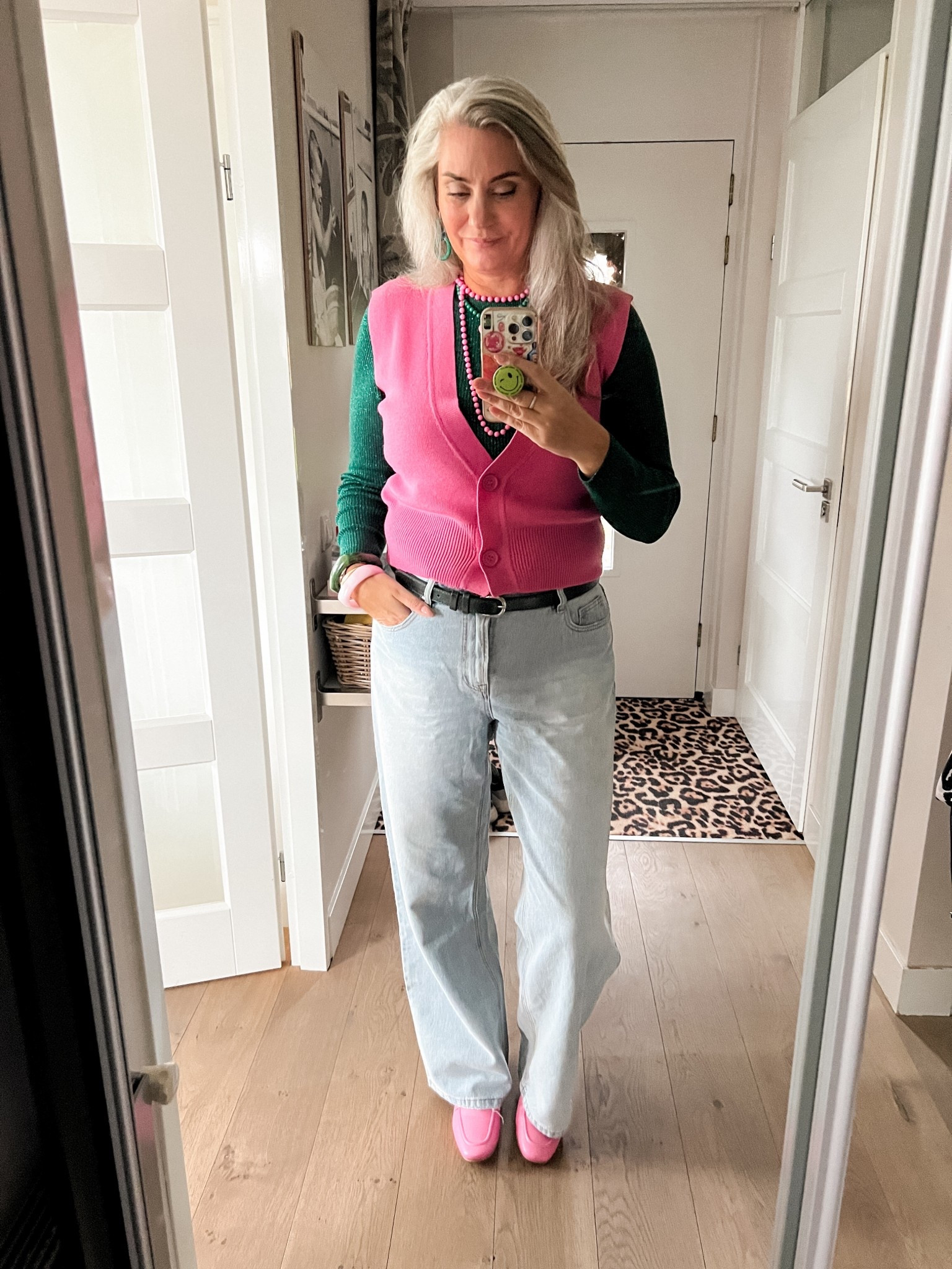 OOTD - Vrijdag. Groene glittertop (HEMA, vorig jaar), roze spencer (Norah, 40), wide leg jeans (Norah, 40) en roze loafers (Lawrence Grey)



#LTKnederlands #LTKstyletip #LTKeurope