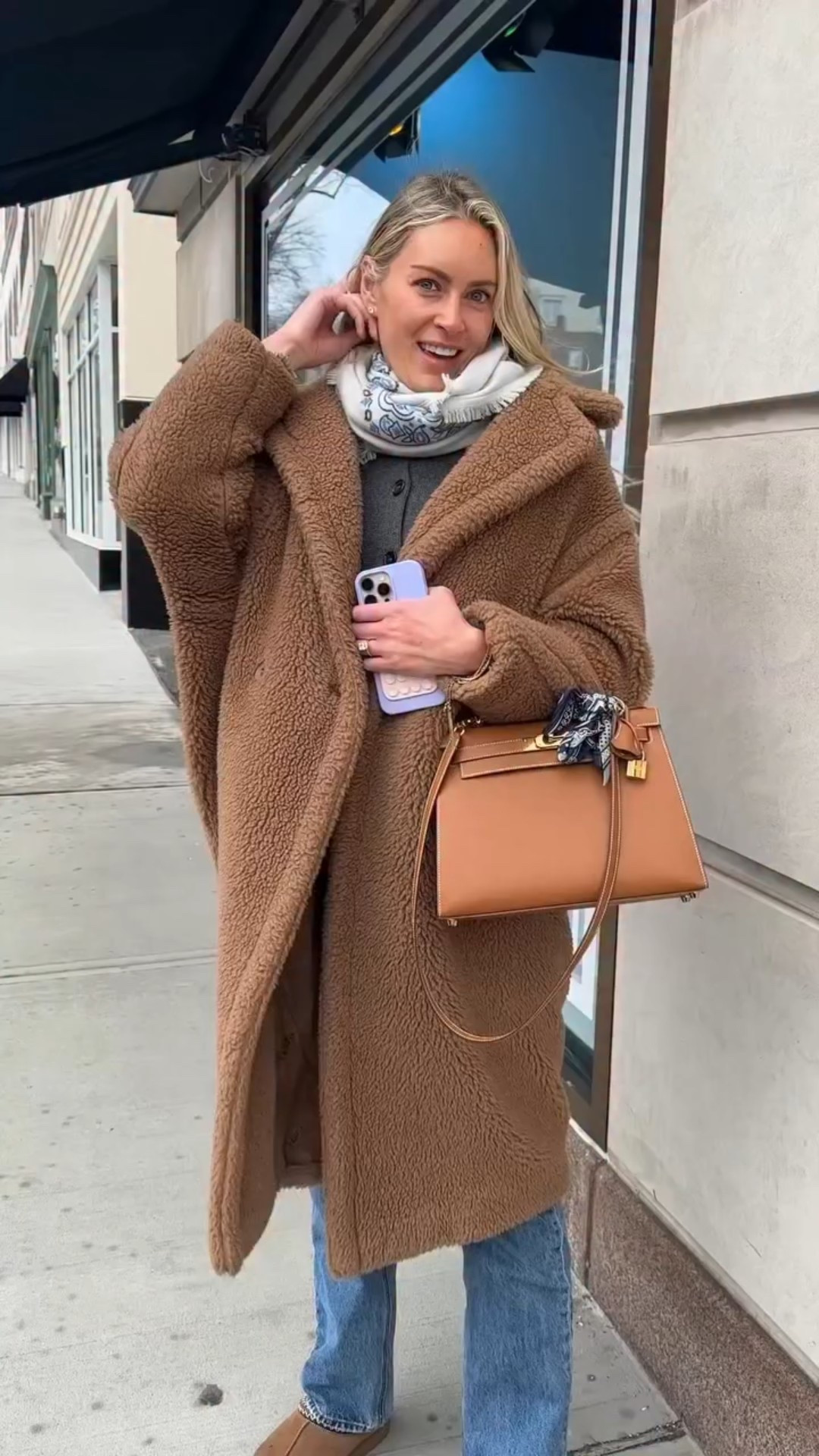 ⚜️Love this casual Connecticut It Girl look, with a Max Mara teddy coat, Ugg boots, cashmere sweater, jeans and a pretty Kelly. I took this last winter but it is the type of classic look that will live on through the seasons. 

⚜️Connecticut Luxury in Greenwich, USA. 

#connecticutluxury #connecticutfashion #luxuryoutfits #winteroutfits #winterboots #uggboots #kellybag #luxuryfashion