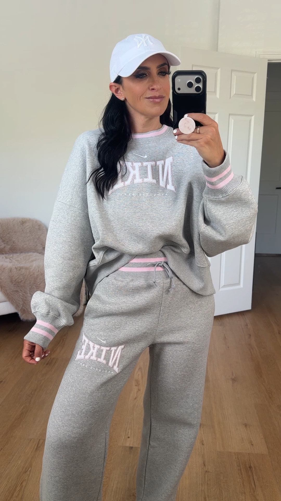 Nike sportswear phoenix fleece women’s high waisted wide leg pants  light smoke gray heather white wearing size small

Nike sportswear phoenix fleece women’s oversized crew neck sweatshirt wearing size medium 