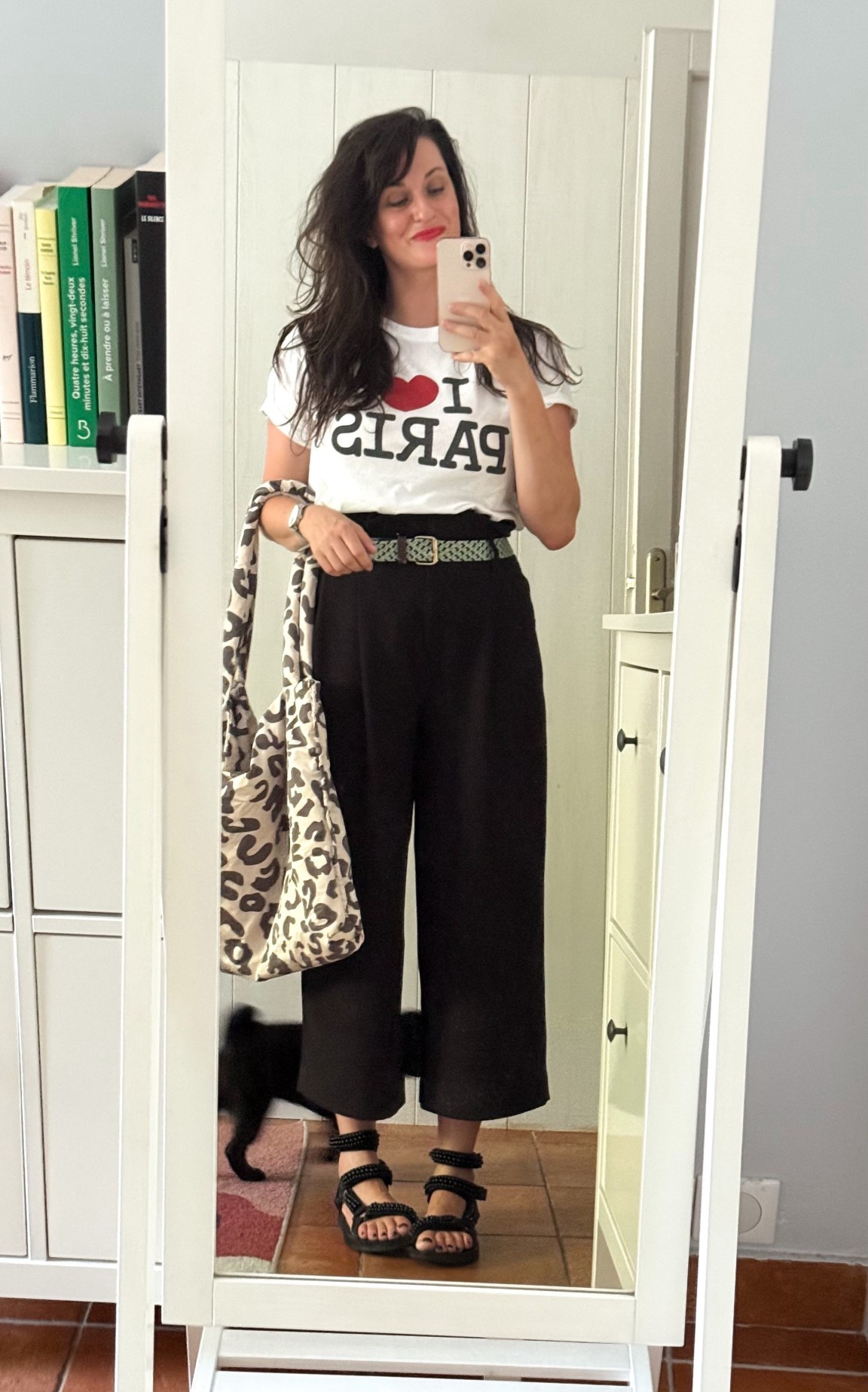 • T-shirt « I ❤️ Paris » (similaire, en lien)
• Pantalon taille haute noir #cos (similaire, en lien)
• Ceinture tressée vert pâle #BCBGMaxAzria (similaire, en lien)
• Cabas léopard #studionoos 
• Sandales trek montantes #arizonalova (similaires en lien)

#LTKfrance #LTKmidsize #LTKsummer