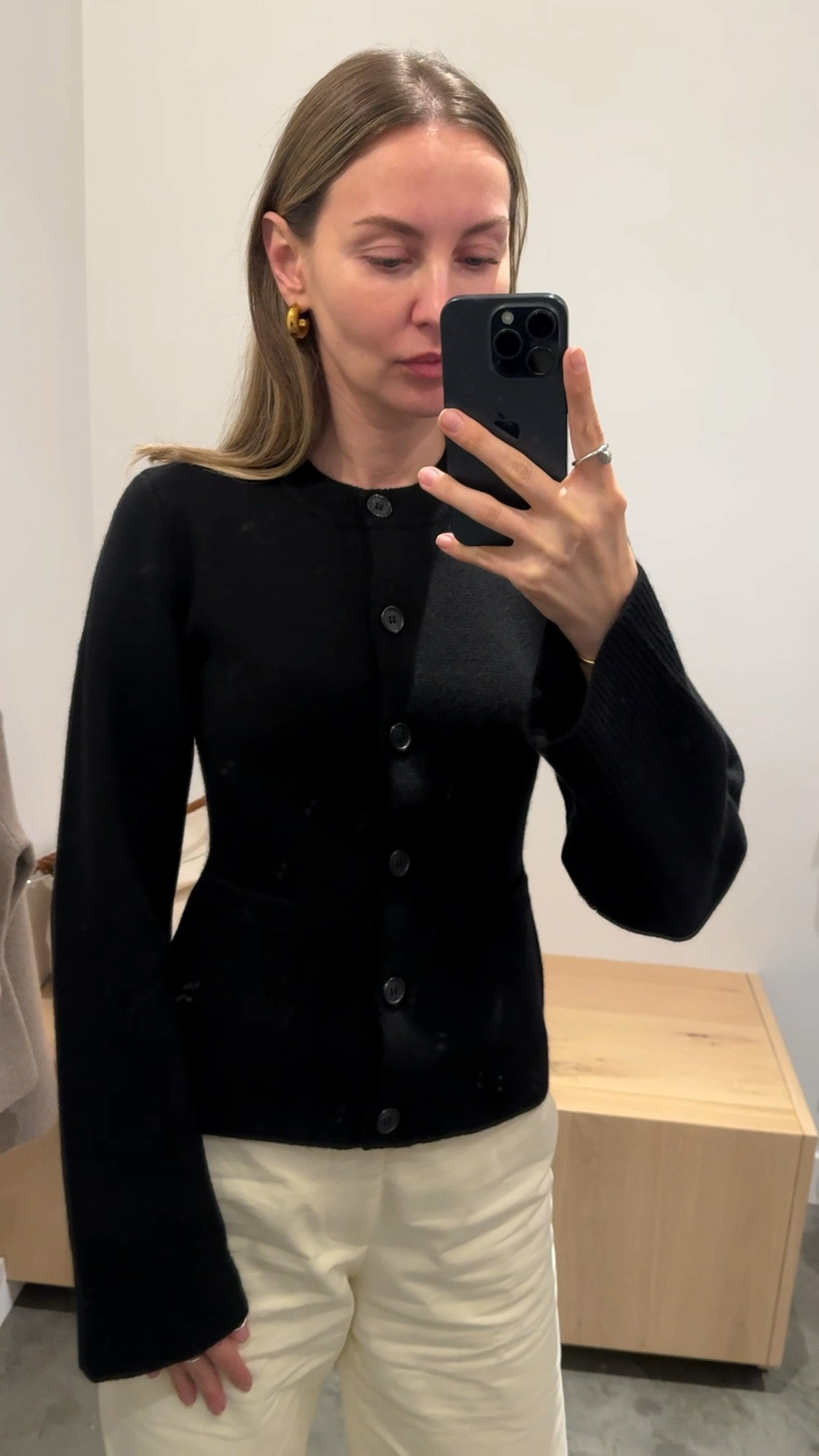 Khaite Scarlet cardigan dupe.


Jenni Kayne cardigan is super soft, the color is elegant and sophisticated. It is fitted so buy your usual size or even go smaller. I am an oversize fit lover but this particular cardigan does not look good when you Size up.


I am wearing size XS. It hugs the body. My waist is (25.5-25.9 inches, bust 34.6 inches. I usually wear size Small). Please see another video in another color where I will show how S looks like on me.
 


#LTKstyletip