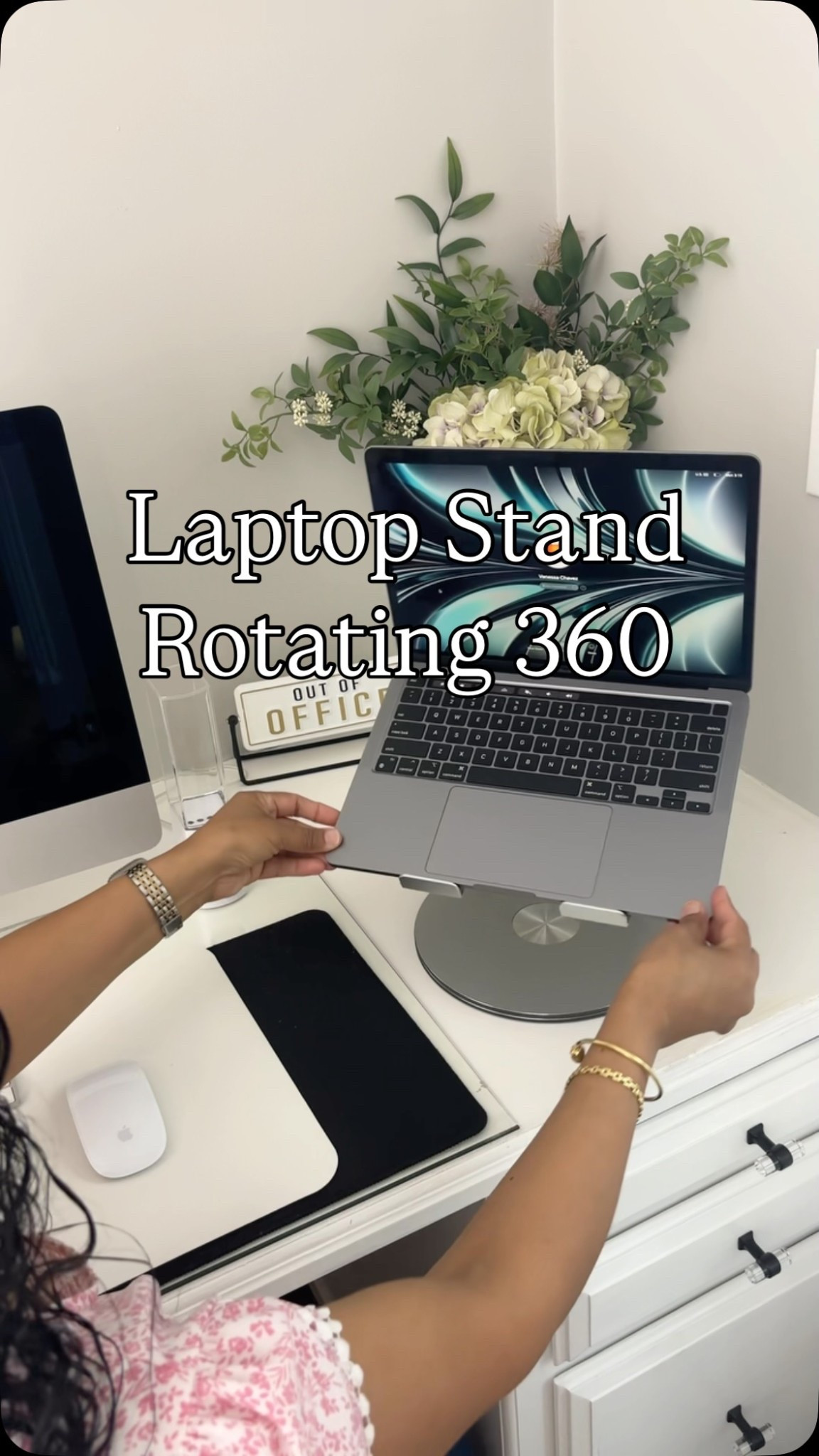 ¡Organiza tu escritorio con este soporte ajustable para #laptop 
Gira 360°, es súper resistente, hecho de aleación de aluminio y ayuda a proteger tu vista mientras trabajas. Yo lo uso todos los días y me encanta lo práctico que es este soporte ajustable para laptop.
Mantiene mi escritorio súper organizado. #computer #macbook #workhard 
•
•
El enlace lo encuentras en mi TikTok Shop, ya que todavia no está disponible en Amazon
•
•
Enlace en BIOGRAFÍA 💖

#LTKWatchNow #LTKGiftGuide #LTKTravel