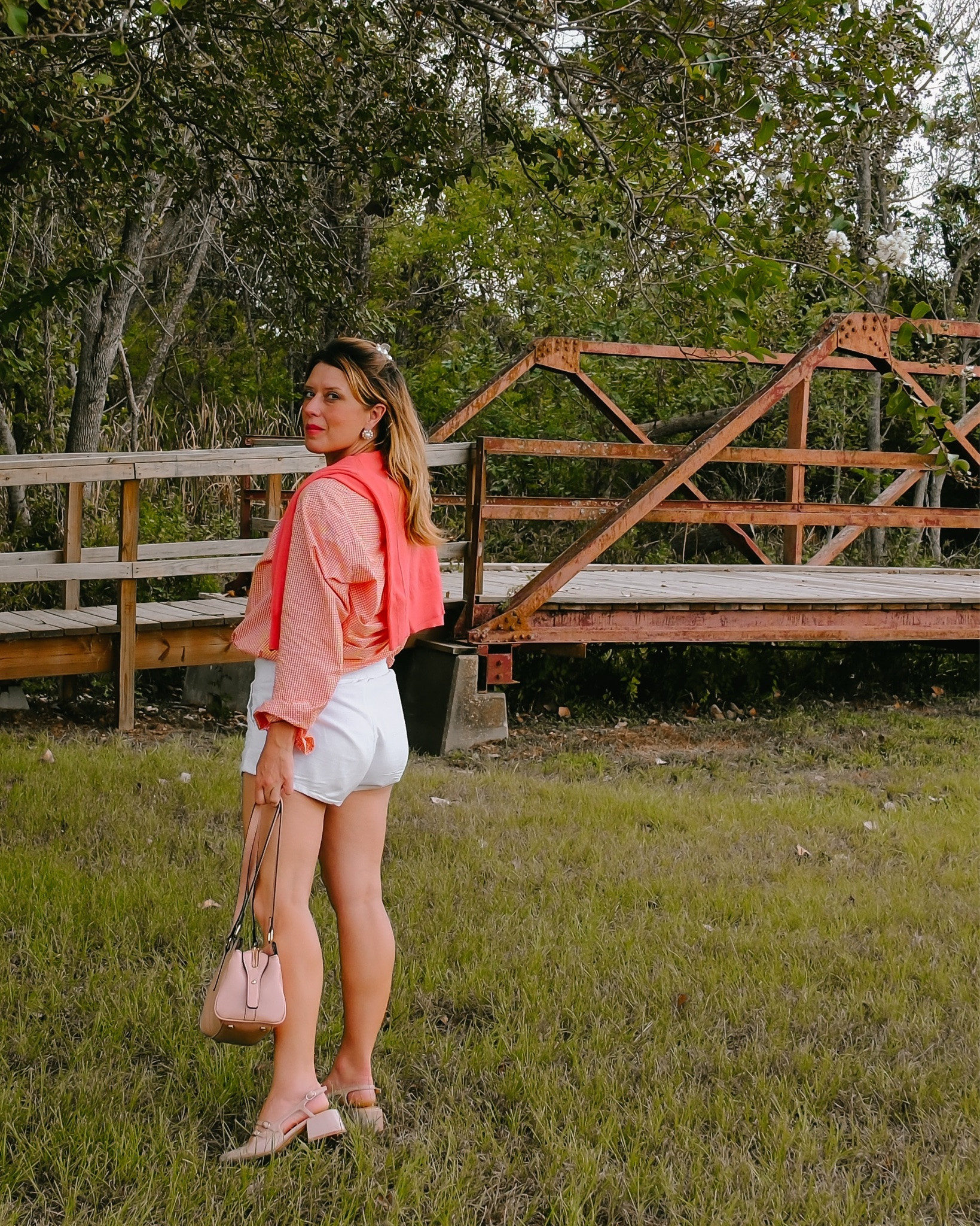 A @ralphlauren button down shirt to go with 4 o’clock Ralph Lauren light ✨ Some things just never go out of style.

#ralphlauren #classicstyle #labordayweekend #goldenhour #almostfall