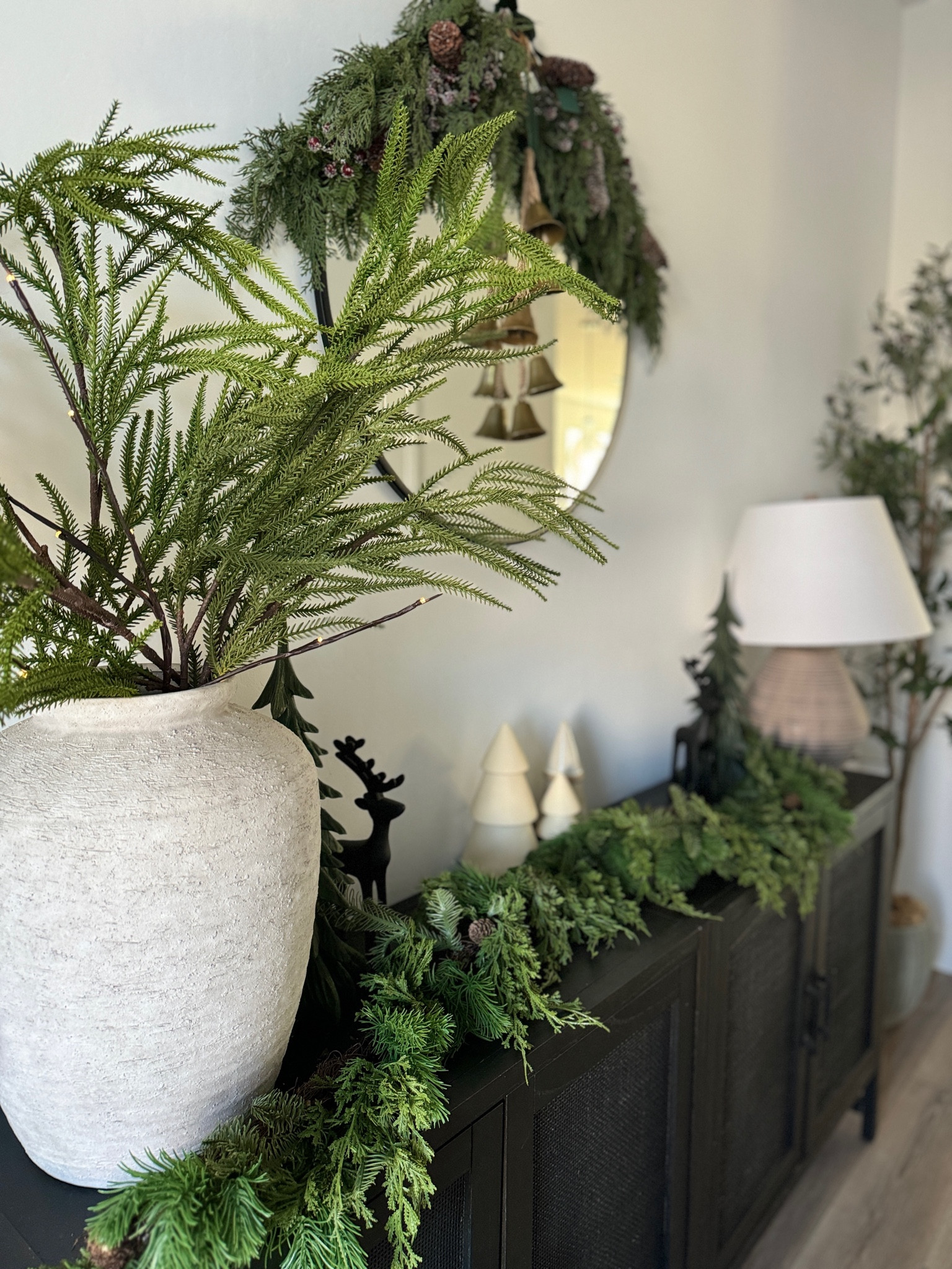 Shop my holiday entryway 🌲

#LTKFindsUnder100 #LTKHome #LTKHoliday