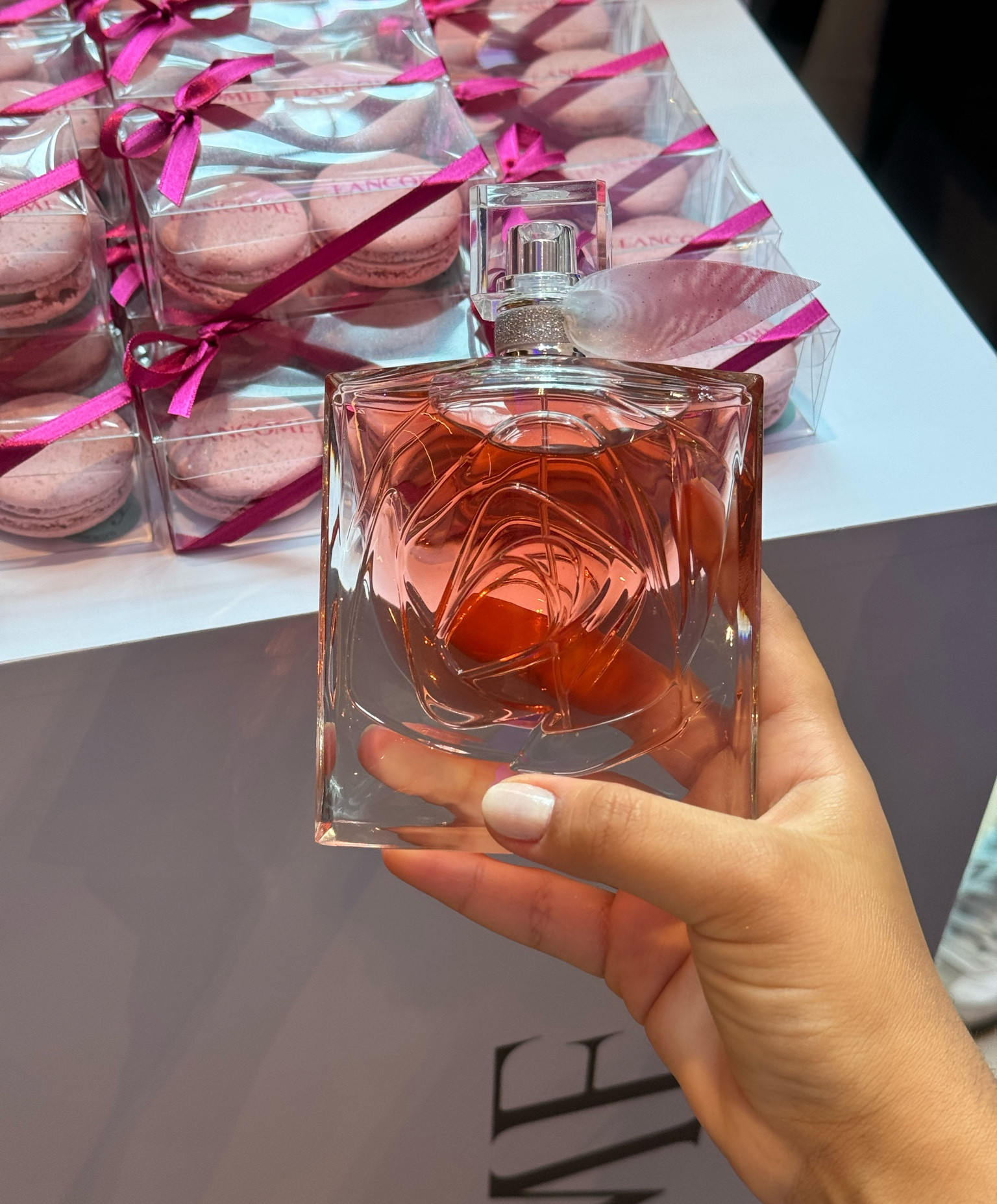 Nova fragrância Lancôme,
No coração de La Vie Est Belle Rose Extraordinaire, a rosa reina absoluta. As notas aveludadas e quase vegetais da rosa Damascena se entrelaçam com a riqueza e sensualidade do absoluto de rosa, criando um aroma multifacetado e irresistível.

A base da fragrância é assinada pela combinação clássica de Íris e Acorde gourmand, que proporciona um toque de sofisticação e doçura. A adição de musgo e ambroxan traz um toque inovador e sensual, criando um jogo olfativo intrigante e memorável.


#LTKbrasil #LTKbeauty