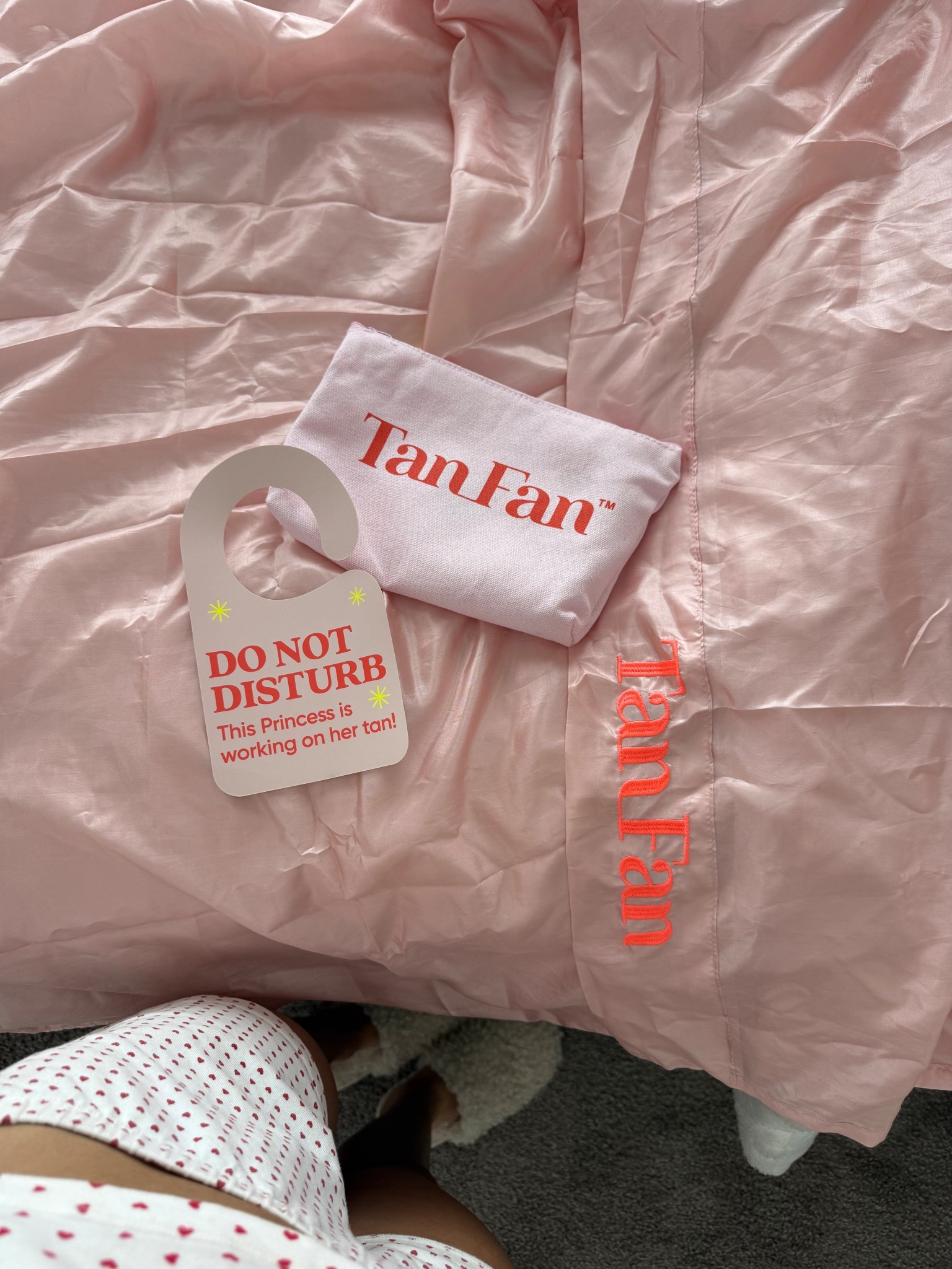 obsessed with TAN FAN, love keeping my self tan contained! 