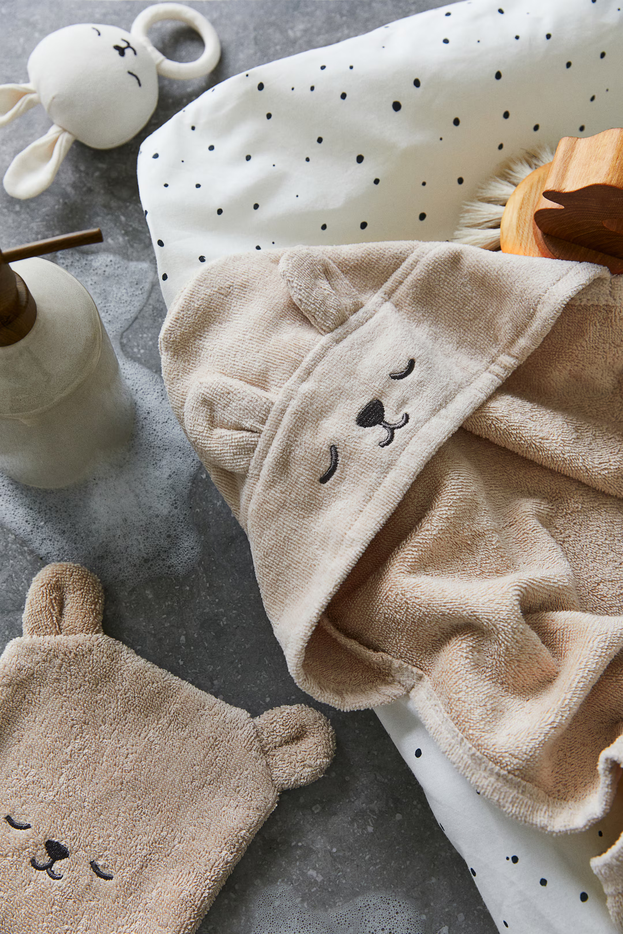 Hooded bath towel | H&M (UK, MY, IN, SG, PH, TW, HK)