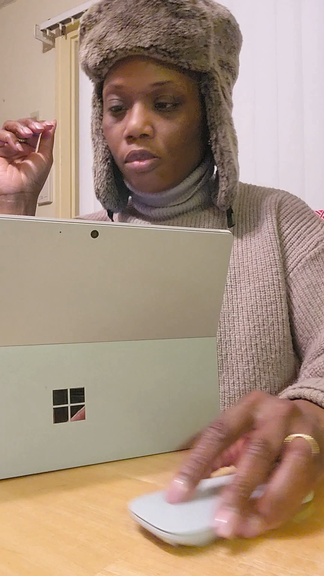 Added the mouse to my tech collection. My Surface Pro is touch screen and has a built in mouse on the keyboard, but luving the hand support 

#LTKFindsUnder100 #LTKdayinmylife