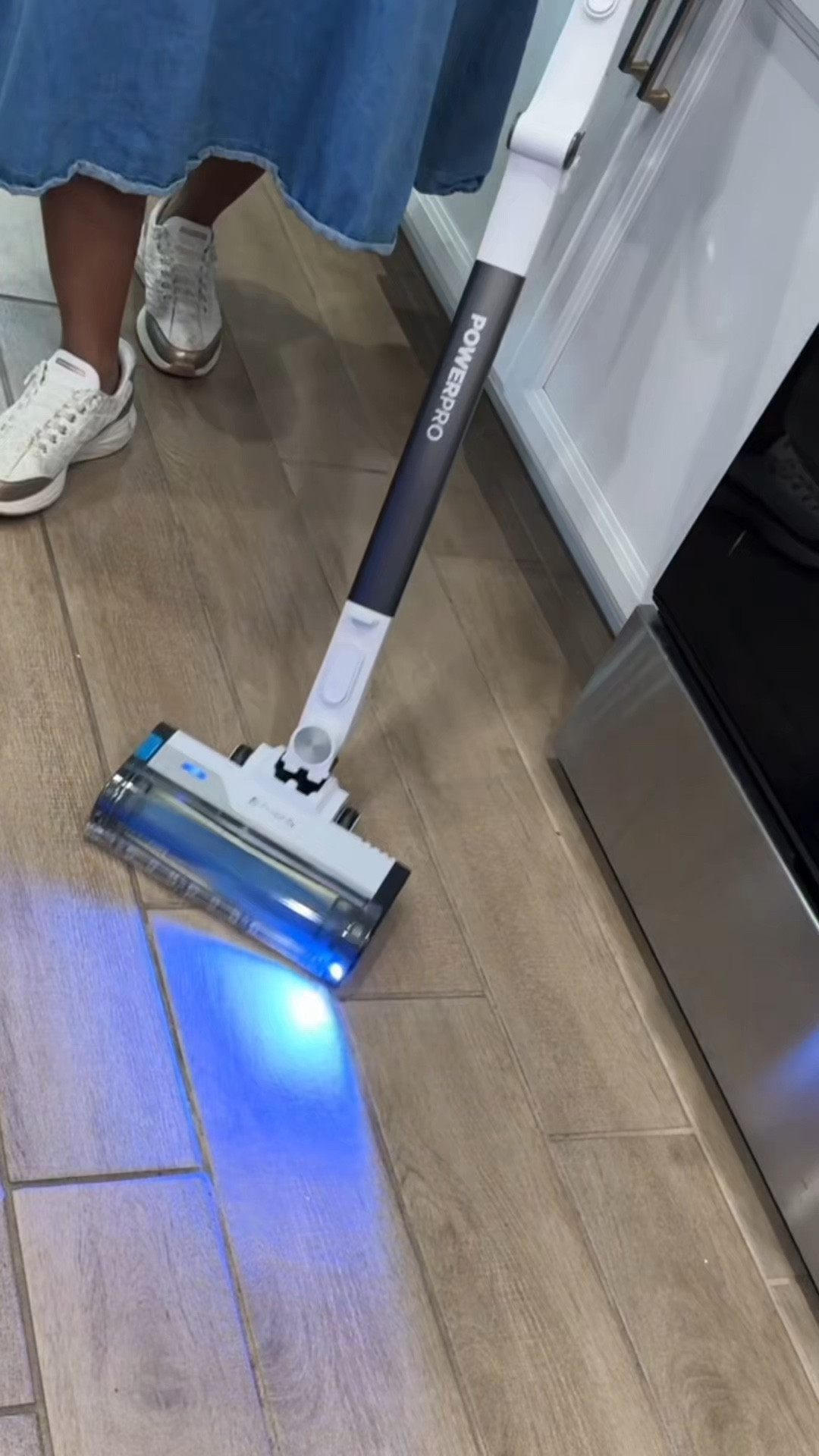 Cordless vacuum cleaner ✨ | This made cleaning so much easier.

👉No hair wrap + strong suction for pet hair and carpets.

👉Perfect for quick daily cleaning and under furniture.
