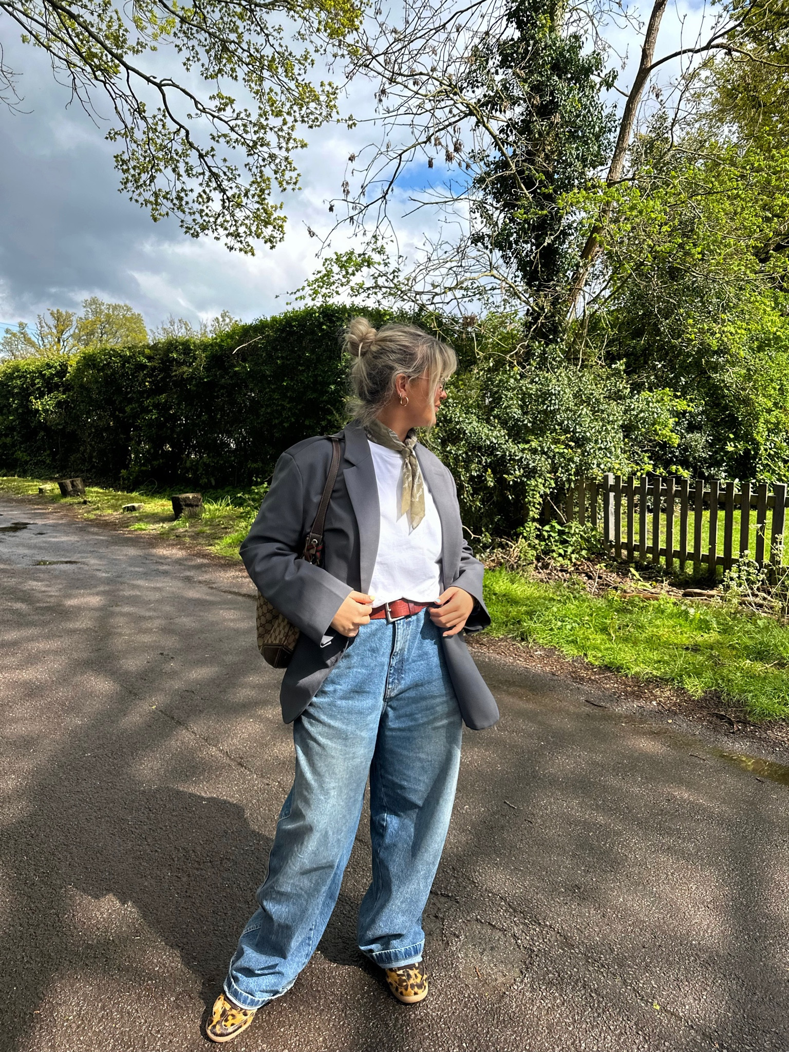 Baggy jeans + blazer + bandana 🤎