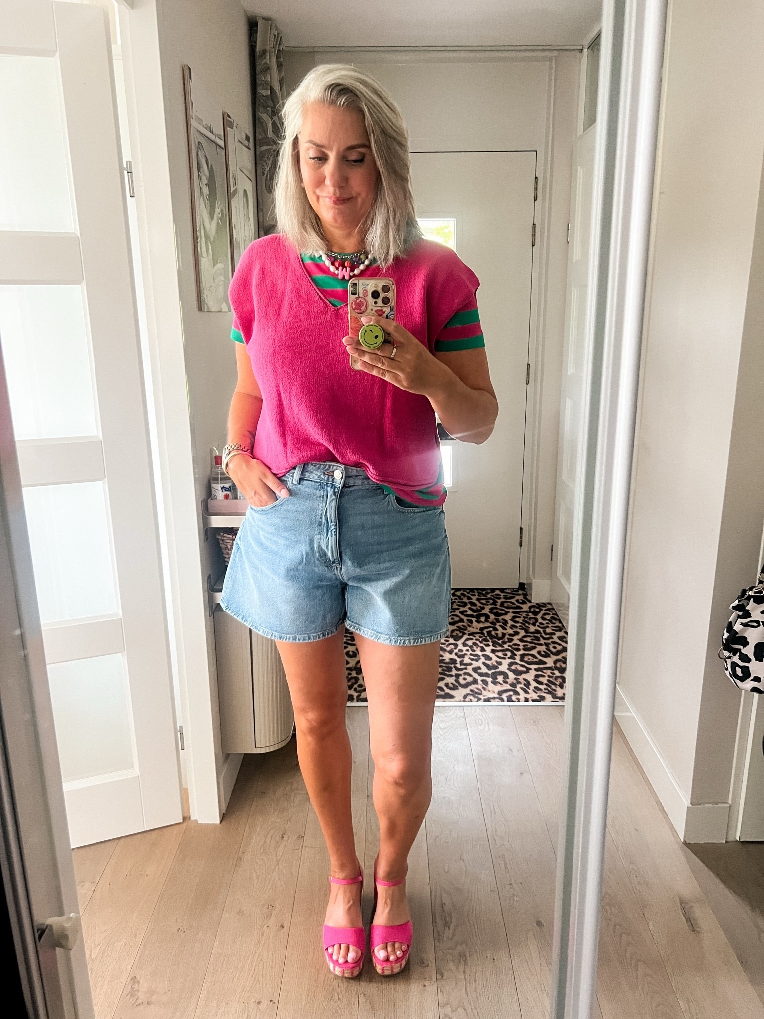OOTD - Dinsdag. Denim shorts van Zara (44), roze spencer van Gudrun Sjoden en gestreept T-shirt is een oudje van het Italiaanse Piombo, roze sleehak sandalen.

#LTKnederlands #LTKeurope #LTKsummer