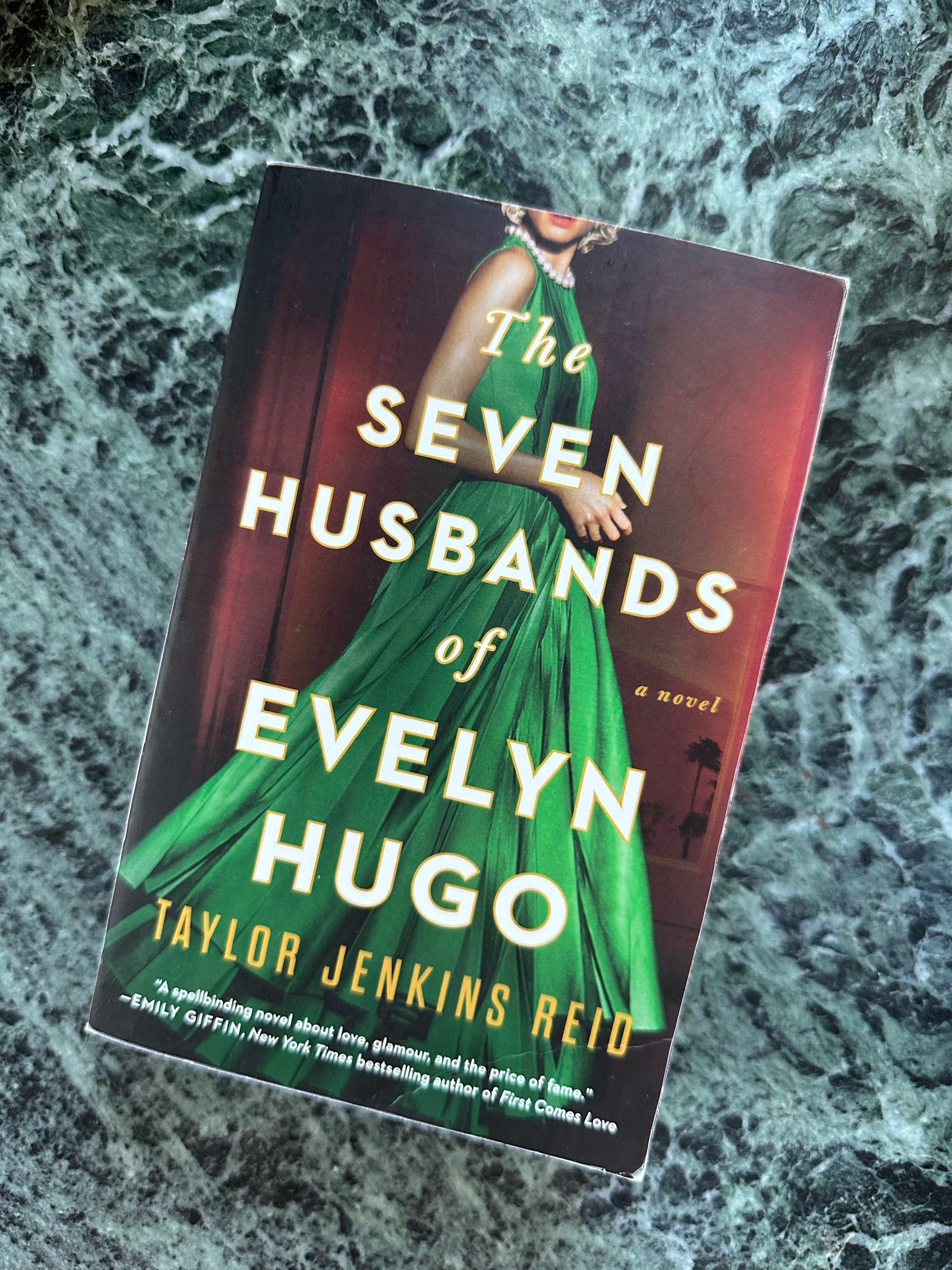 ROZ’S BOOKCLUB 📖 : I preferred this to Daisy Jones & The Six, so if you liked the show this is a must-read! 