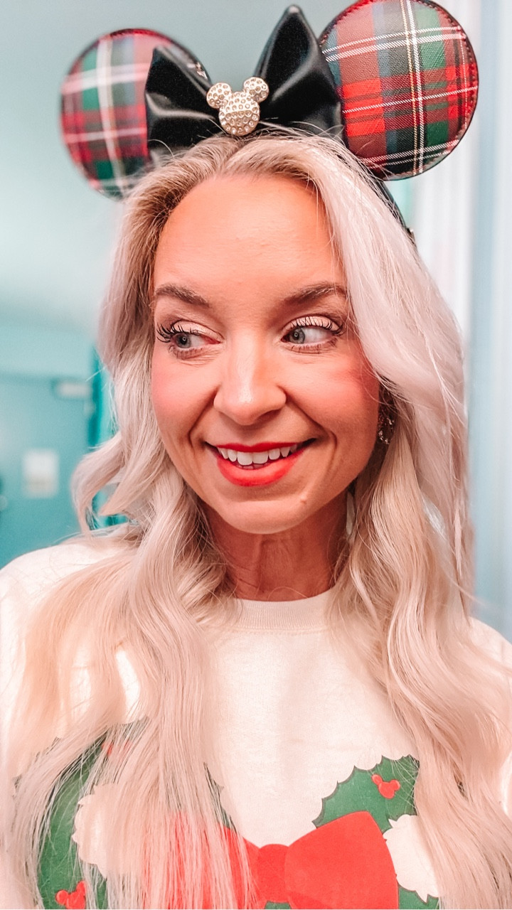 Getting ready for the day after Disney, and whew… reality comes at you FAST 😂
I haven’t filmed the chaos yet, but here’s what’s on today’s list while I do my makeup:

🧺 Post-Disney laundry
🦃 Start my Thanksgiving list
✨ Send out Disney quotes (so thankful for every single one of you!)
🛒 Costco run because my DJI Osmo Pocket 3 said “no thanks” the entire trip
🥕 Grocery store + getting back into a routine

Nothing fancy, just me, my makeup, and catching up on life after the magic. 💗
Sometimes the reset is just as important as the trip. ✨

#postdisney #grwm #waltdisneyworld #disneycontentcreator