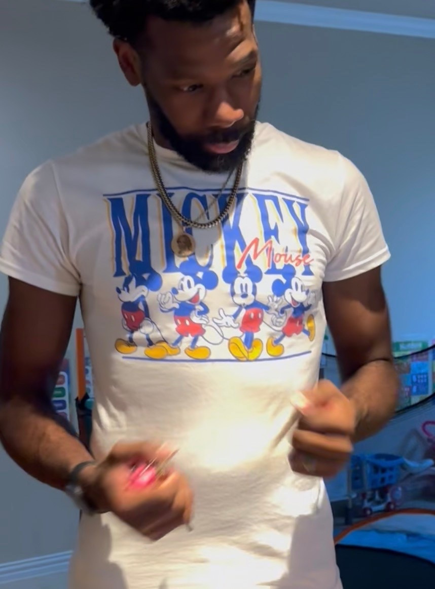 Men’s Graphic Mickey Mouse T-shirt (size small)

#LTKootd #LTKMens #LTKTall