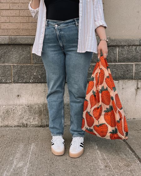 Baggu reusable bag in strawberry print 🍓 These fold up into a little pouch that fits in your purse! Super durable and hold up so well! 


#LTKstyletip #LTKfindsunder50 #LTKitbag