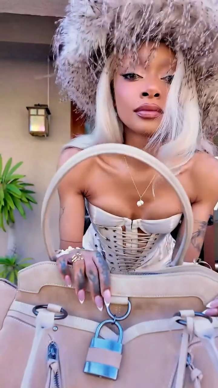 What’s in my bag for Coachella - my perfume got taken off me though 🥴

#coachella #whatsinmybag

// Fashion, Outfit Inspo, Beauty, Beauty Must Have, Beauty Inspo, Makeup, Skincare 

 #LTKFestival #LTKootd #LTKBeauty