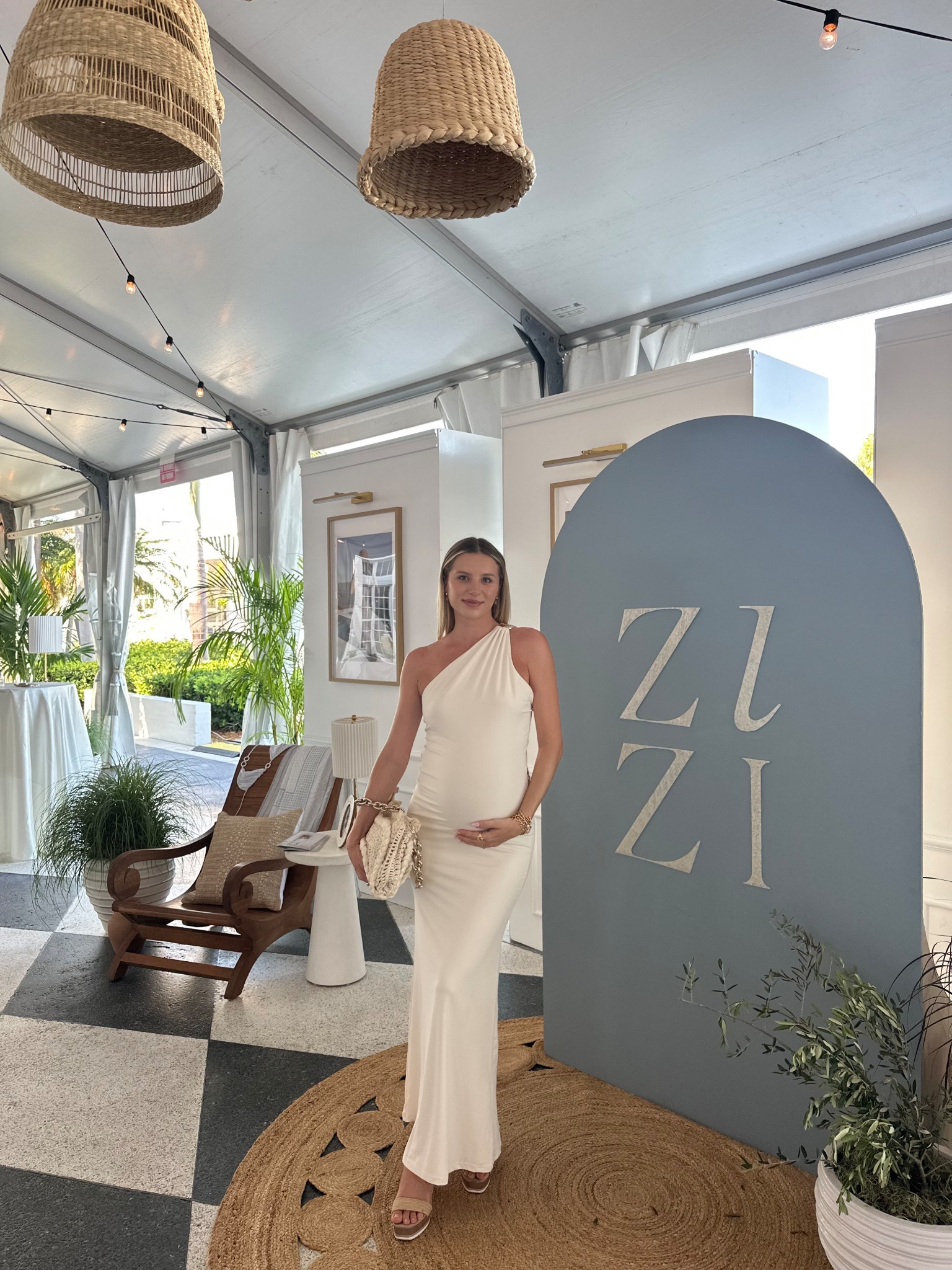 White stretchy summer dress with golden shell. Mediterranean looking and bump friendly! Size US 4. 

#LTKBump #LTKFindsUnder100 #LTKParties