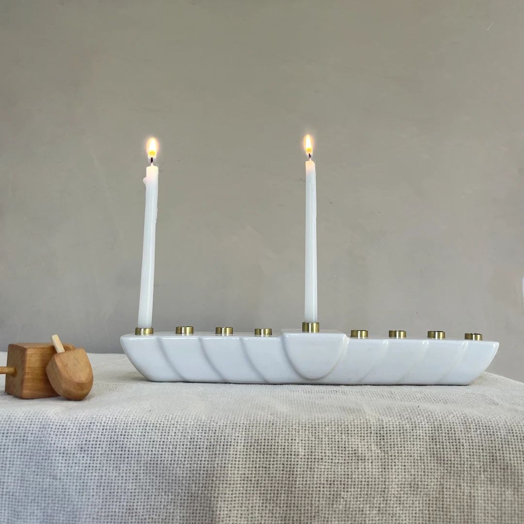 Modern Hanukkah Menorah | Jewish Menorah for Hanukkah | White Ceramic Chanukkiah with Brass Canes... | Etsy (EU)