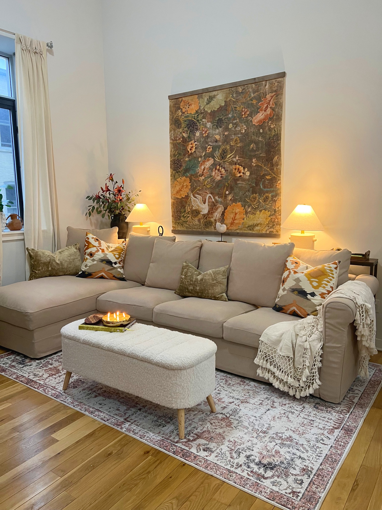 These walls have the best art wall! El detalle especial para estas paredes UN BELLO TAPETE 
STUNNING TAPESTRY ever! 
#livingroon #wallart

#LTKhome #LTKfamily #LTKFind