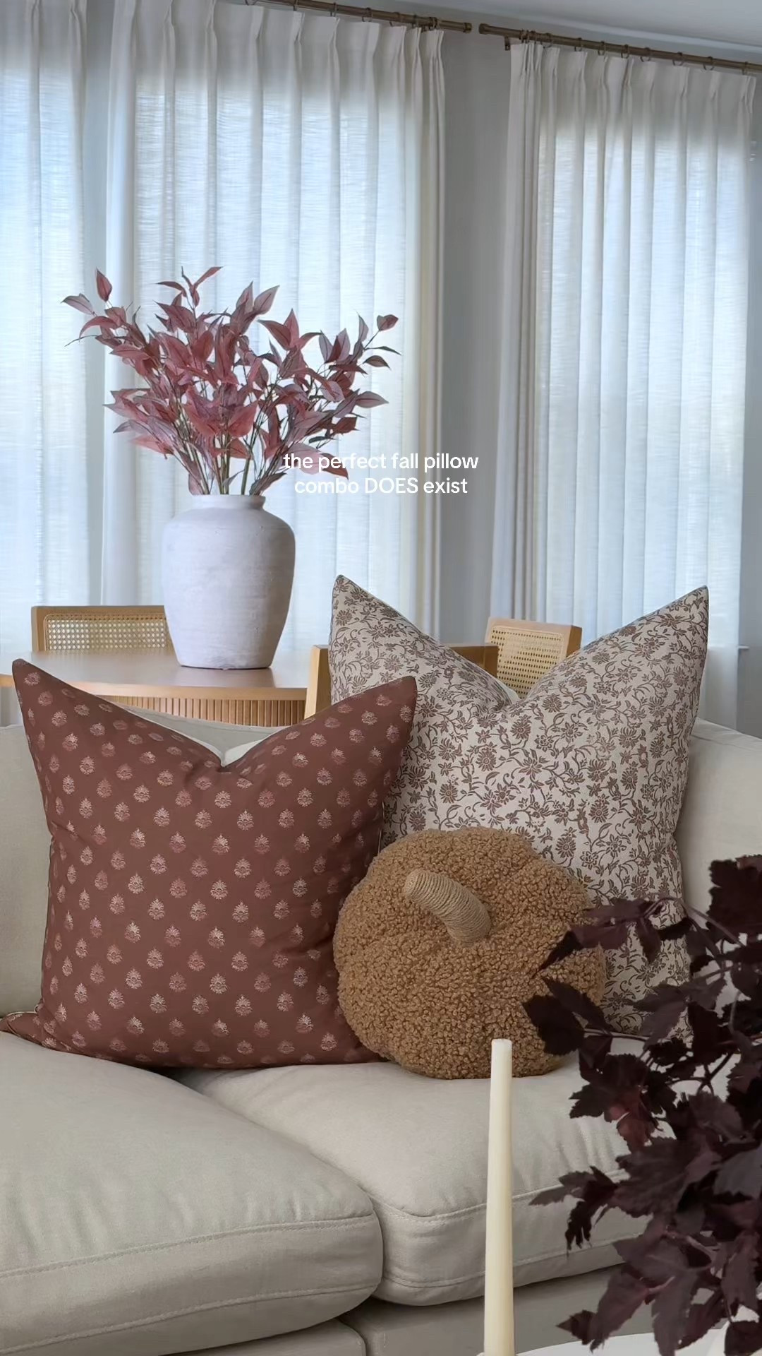 my favorite fall pillow combo this year, it’s feeling so cozy around here! 🤭🍂