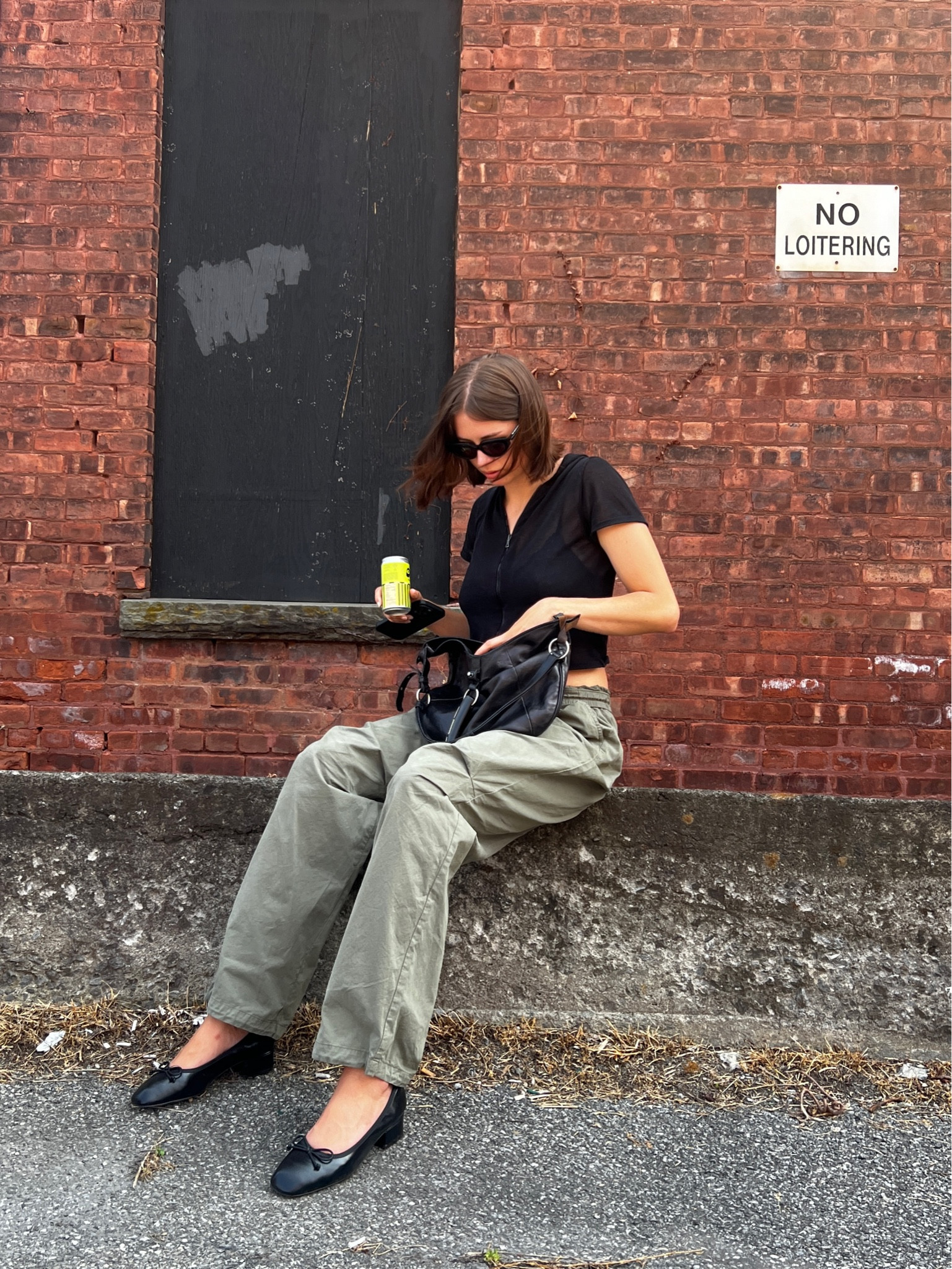 Love these pants 🦋 

Keywords: minimal, parachute, army, cargo, pants, mombasa, ballet flats, black, green, casual, outfit