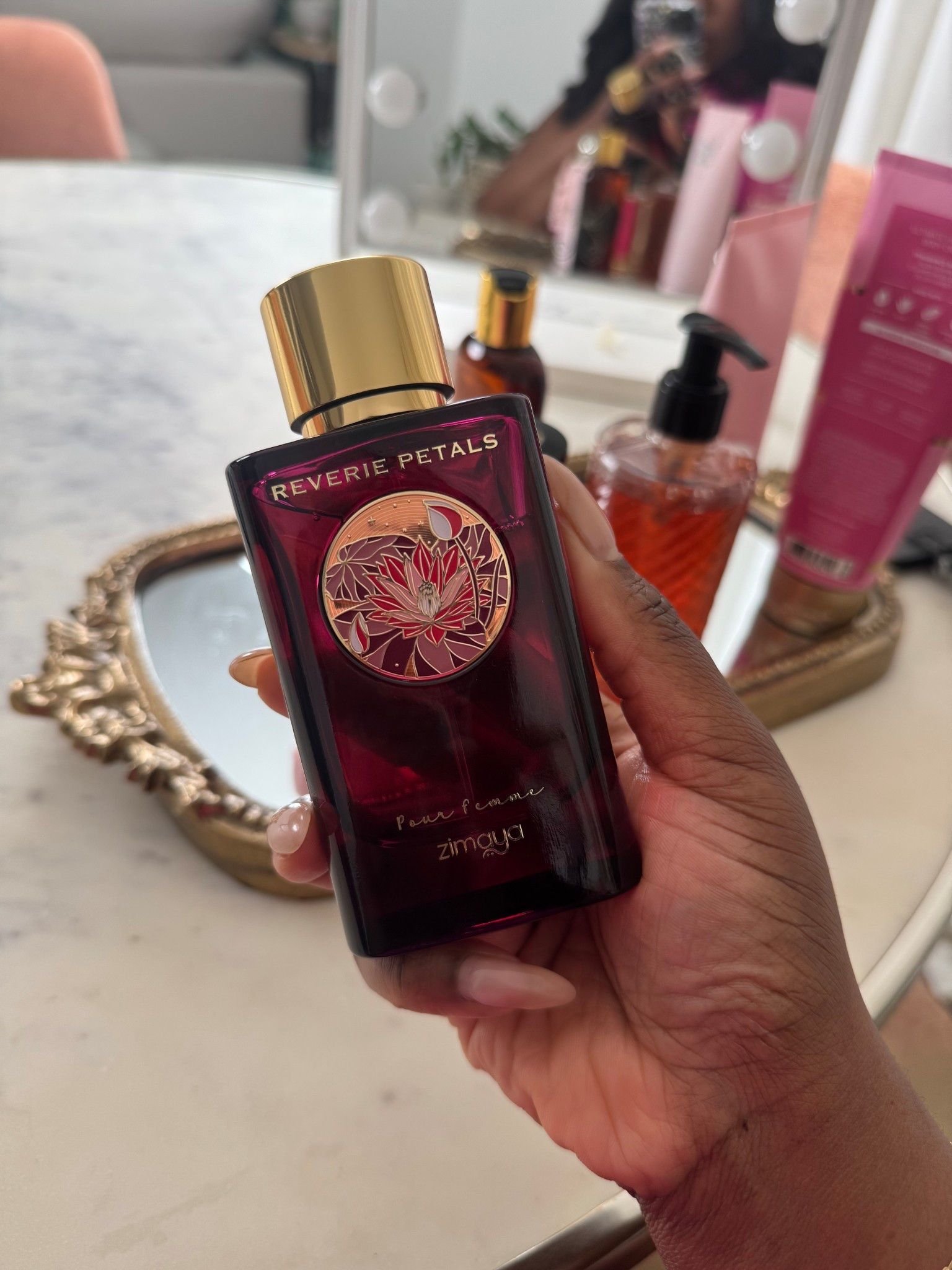 This has me in a chokehold - only $27 and she smells and performs like a $400 fragrance 

Top
Bergamot
Black Currant
Pink Pepper

Middle
Jasmine
Musk

Base
Cashmeran
Woody Notes
Vanilla

#LTKFindsUnder50 #LTKBeauty