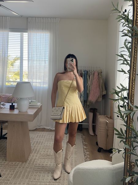 an outfit from my ‘packing for palm springs’ video ✨

coachella outfit, festival outfits, spring outfit, cowboy boots, coach outlet purse, yellow dress, strapless dress


#LTKFestival #LTKSeasonal
