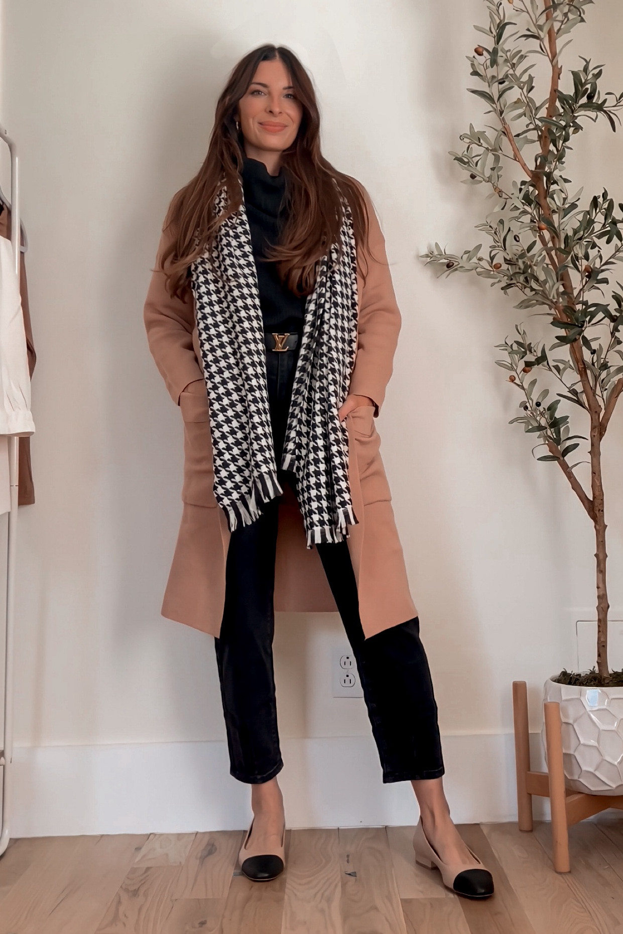 Day 22 of 30 fall outfit inspo 
Tan cardigan sweater
Chanel dupe kitten heel
Houndstooth scarf
Black mock neck sweater
 

#LTKfindsunder50 #LTKSeasonal #LTKxPrime