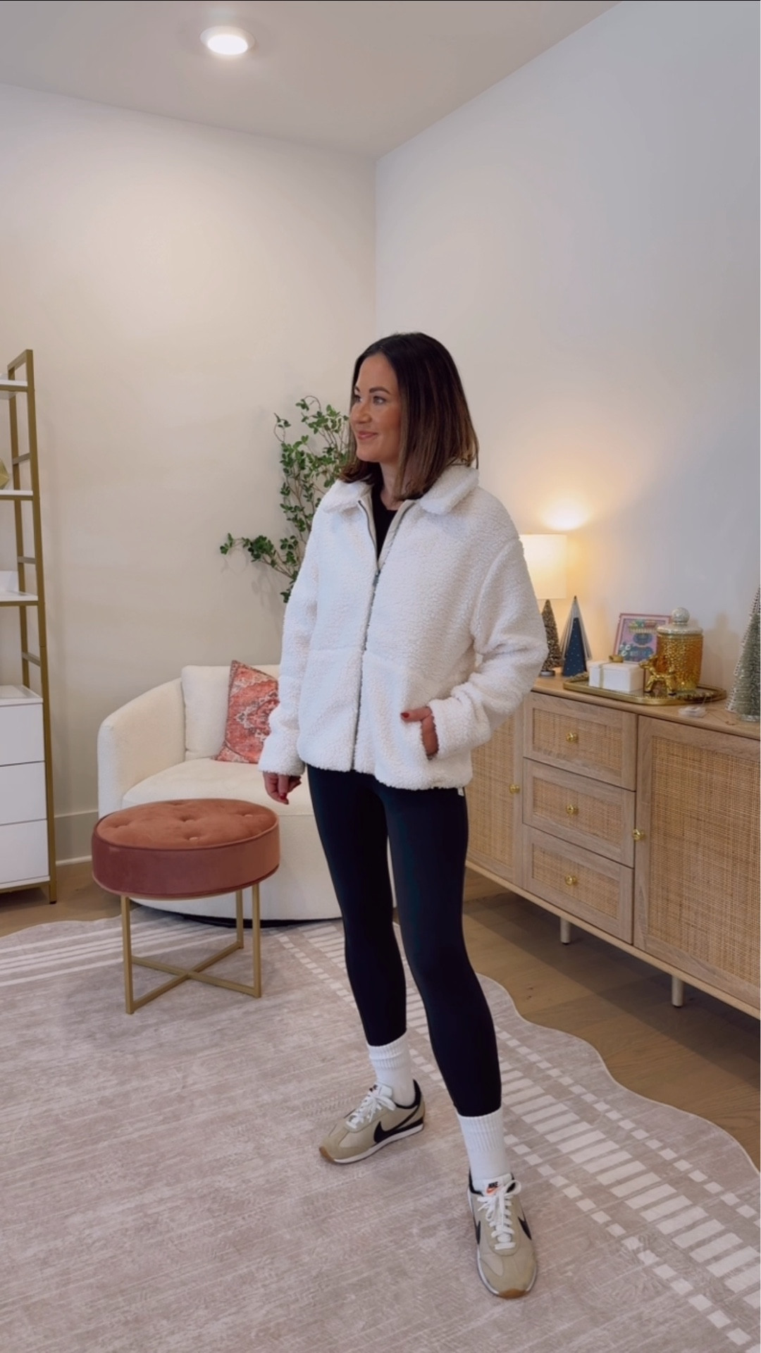 Vuori has the best cozy and active gifts this season (for yourself and the women in your life) Shop my favorites here! I wear a Small in all and petite length in bottoms for reference!
Holiday gifts for women / activewear / best leggings / best cozy jackets / best travel looks 
@vuoriclothing #vuoripartner 
