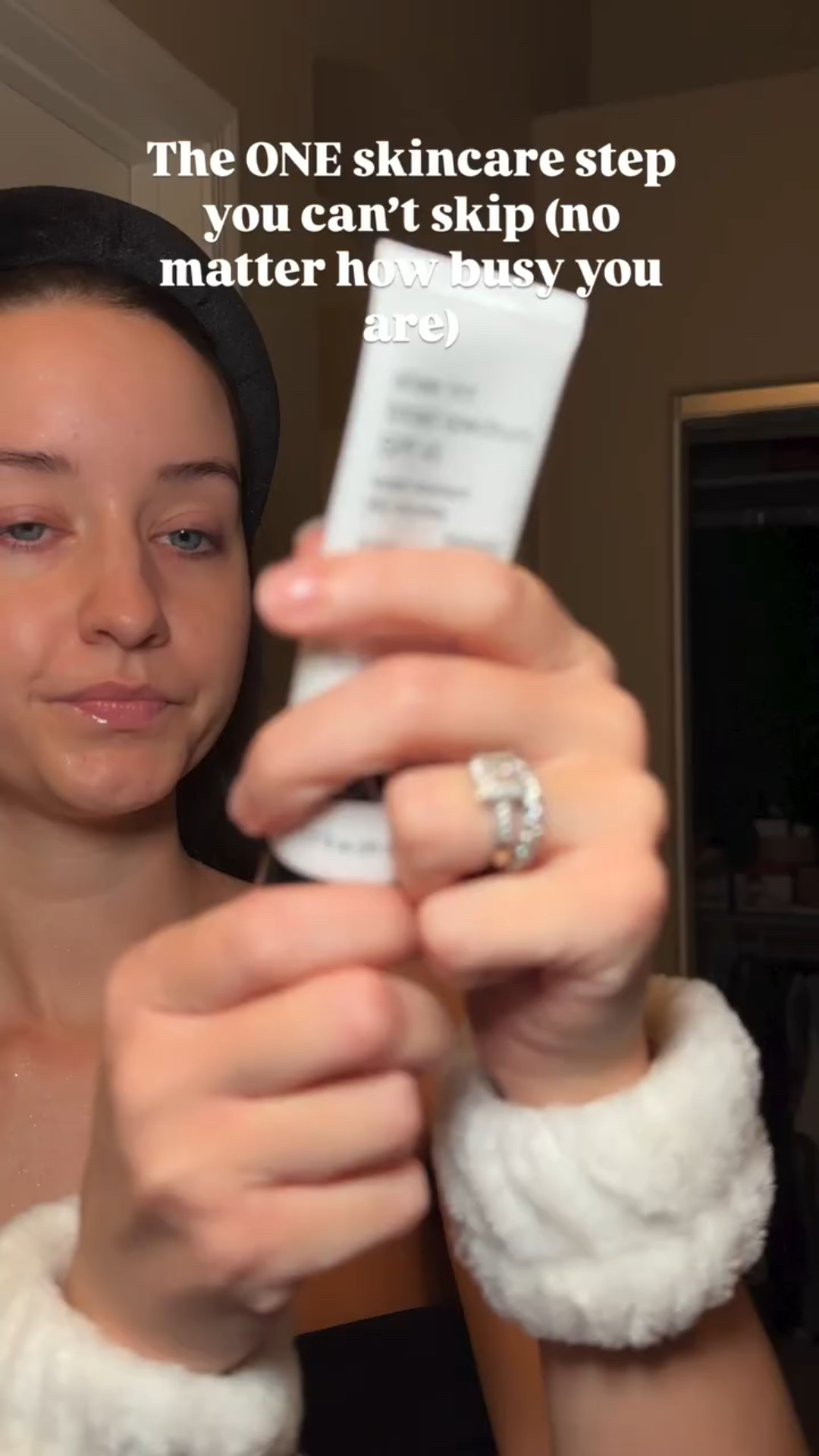 If you only have time for ONE skincare step… it’s this ☀️

Daily SPF protects against:
✨ Premature aging (90% of visible aging is UV-related)
✨ Sun damage + hyperpigmentation
✨ Long-term loss of elasticity

Prevention > correction. Always.

💡 This is Step 3 of my Morning Glow routine (Ep. 1 of Skin Deep with Kelly) → check out last week’s reel for the full 3-step breakdown.

Do you wear SPF every single day? Be honest 👇

#SPFSkincare #SkinDeepWithKelly #GlowySkin