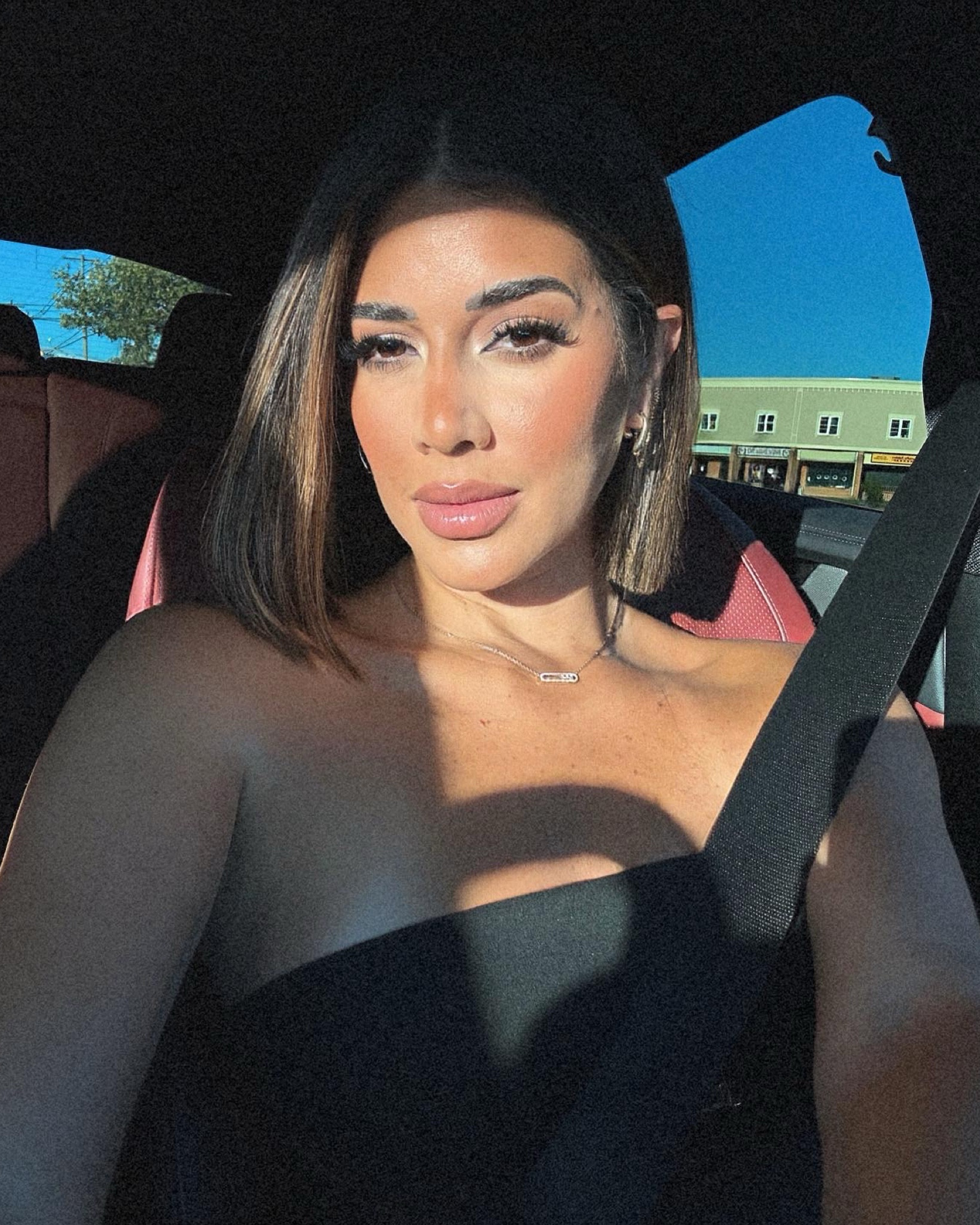 Makeup Details here♥️

using the @makeupforever HD SKIN ALL IN ONE PALETTE for my full face! 
I love how versatile this palette is. 

Take advantage of the Friends & Family sale for 30% off on their website thru the 15th!